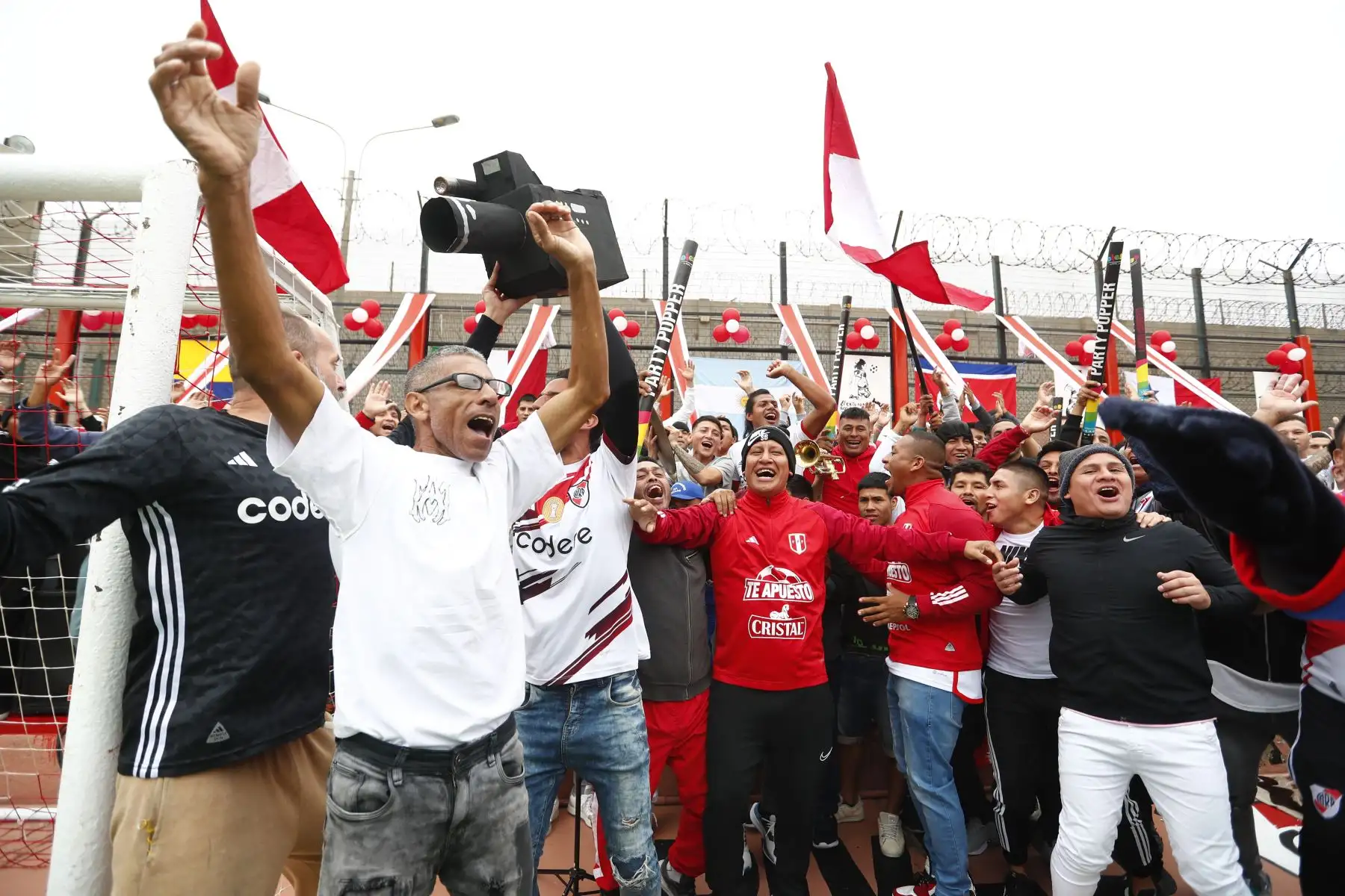 Internos de 12 centros penitenciarios del Perú participaron en la inauguración de la Copa América Penitenciaria 2024 en el Establecimiento Penitenciario del Callao, que busca ayudar a los reclusos en su proceso de reinserción social a través del deporte. Foto: ANDINA/Daniel Bracamonte