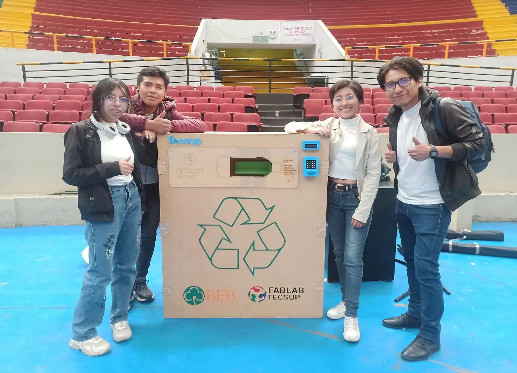 Hace 12 años, José Adolfo Quisocala fundó el proyecto del Eco Banco del Estudiante Bartselana, para promover la educación e inclusión financiera en niños, adolescentes y jóvenes, haciendo de los residuos sólidos generados en los hogares y centros de estudio, una “eco moneda” con la que realizan operaciones financieras reales.