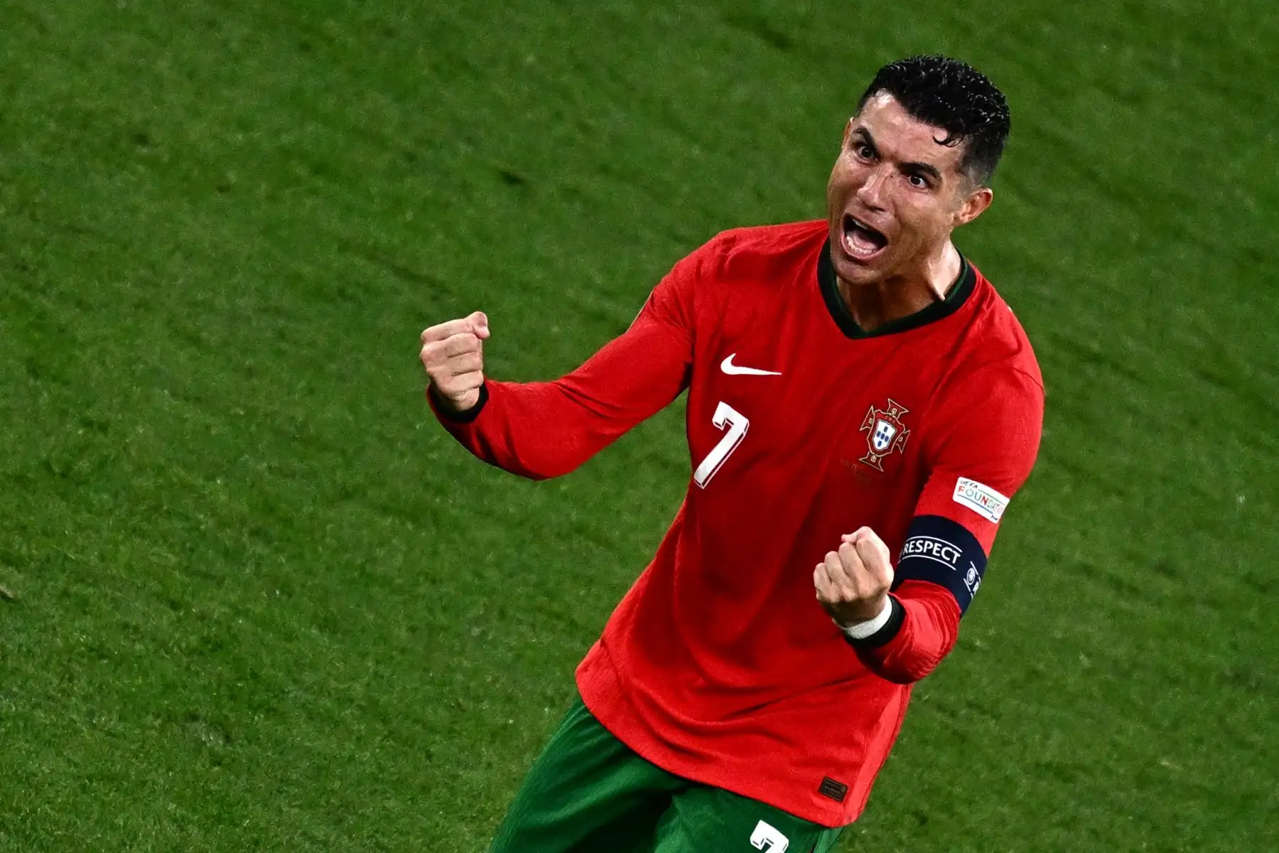 El delantero portugués Cristiano Ronaldo celebra la victoria de su equipo al final del partido de fútbol del Grupo F de la UEFA Euro 2024 entre Portugal y la República Checa en el estadio de Leipzig. 
Foto: ANDINA/AFP