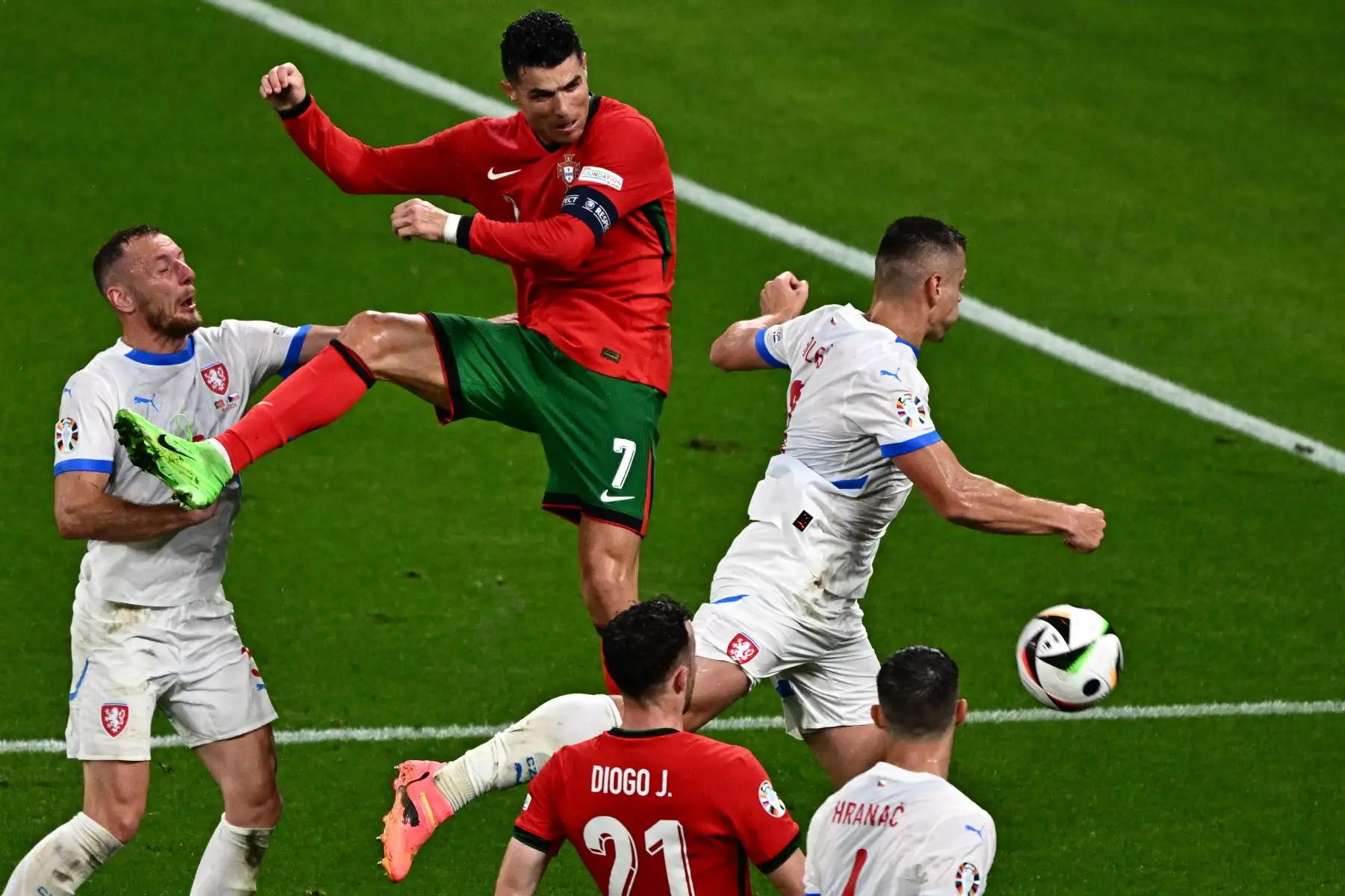 El delantero portugués Cristiano Ronaldo  encabeza el balón durante el partido de fútbol del Grupo F de la UEFA Euro 2024 entre Portugal y la República Checa en el estadio de Leipzig en Leipzig. Foto: ANDINA/AFP