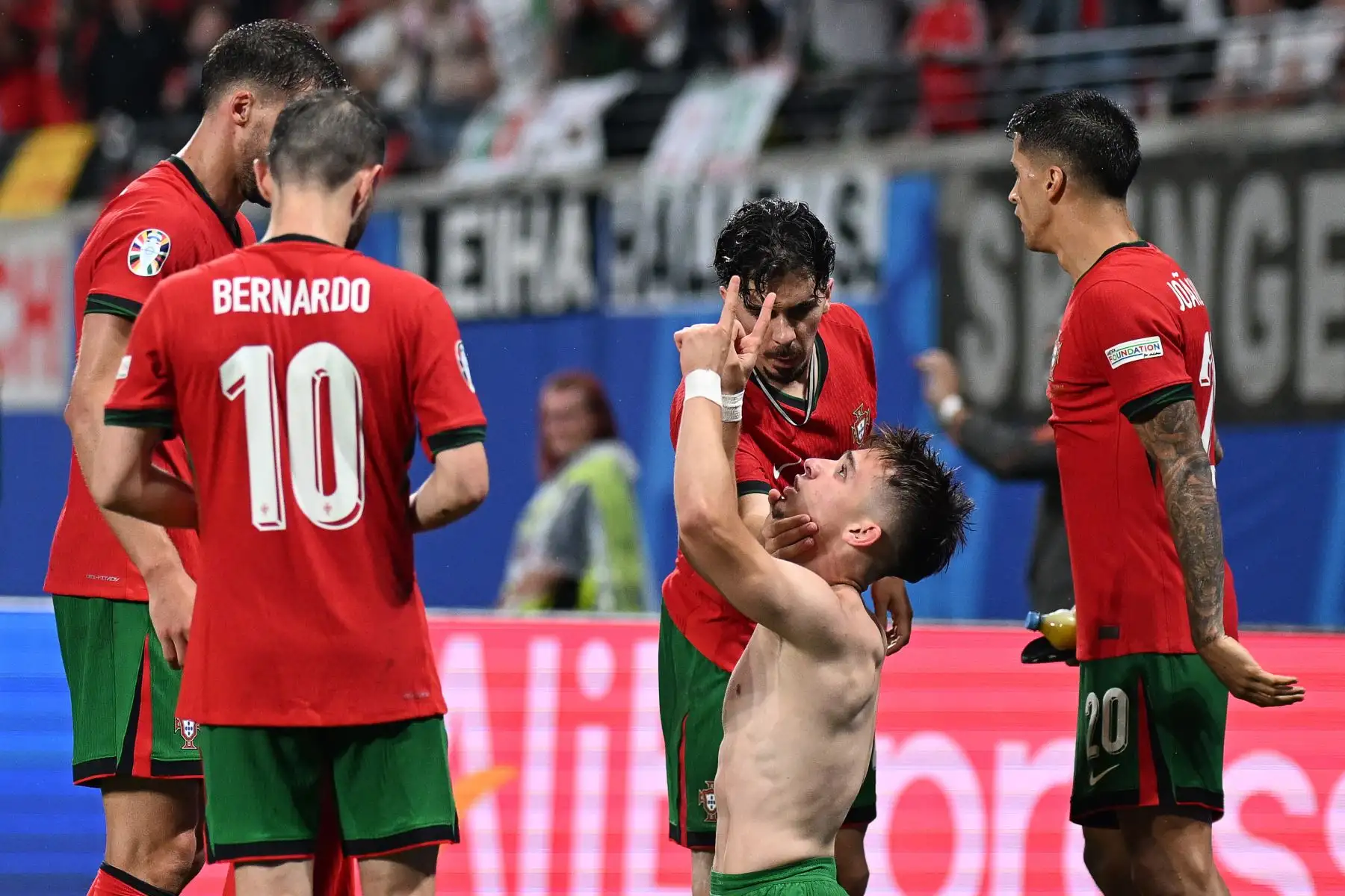 El delantero de Portugal Francisco Conceicao celebra con sus compañeros de equipo después de marcar el segundo gol de su equipo durante el partido de fútbol del Grupo F de la UEFA Euro 2024 entre Portugal y la República Checa en el estadio de Leipzig en Leipzig. Foto. ANDINA//AFP