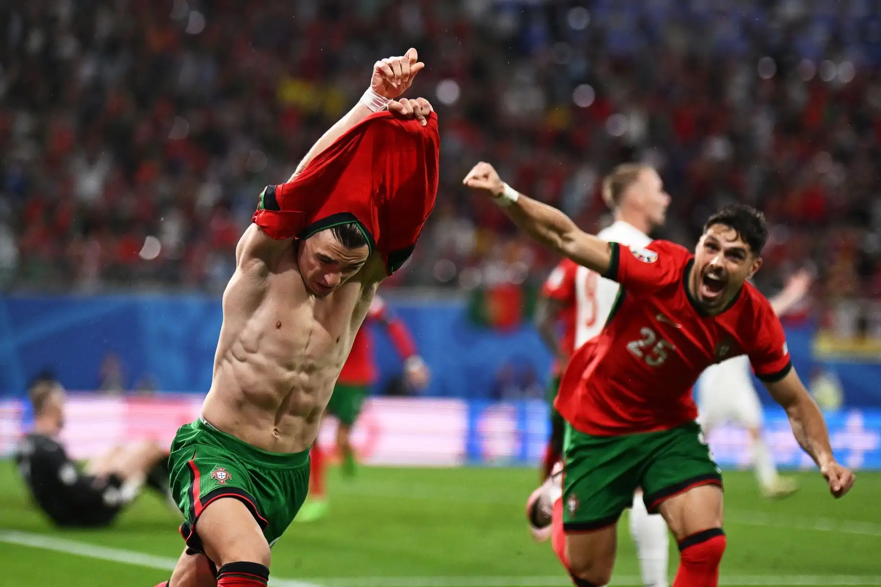 El delantero de Portugal  Francisco Conceicao celebra con el mediocampista de Portugal Pedro Neto después de marcar el segundo gol de su equipo durante el partido de fútbol del Grupo F de la UEFA Euro 2024 entre Portugal y la República Checa en el estadio de Leipzig en Leipzig. Foto: ANDINA/AFP