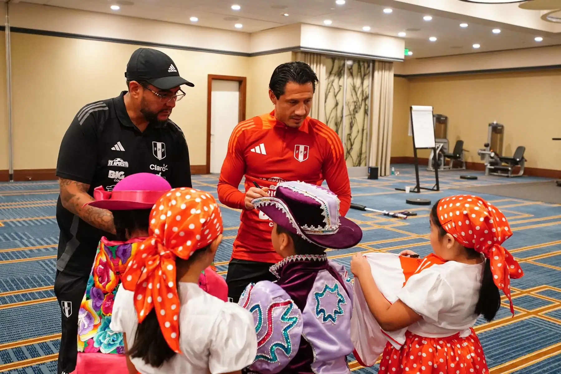 La Selección Peruana recibe la visita en Dallas del Cónsul de Perú y los niños del grupo folclórico Pies de Oro.
Foto:  Selección Peruana