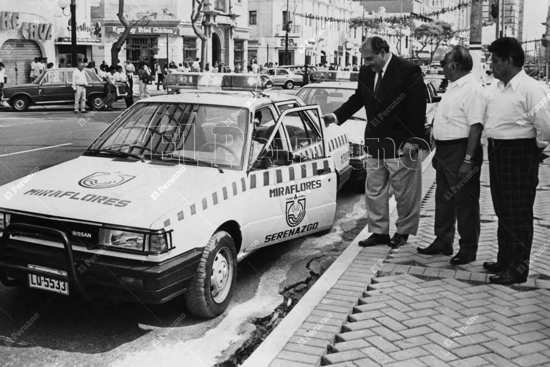 Lima - 10 diciembre 1991 / El alcalde de Miraflores, Alberto Andrade Carmona, presenta unidades móviles del serenazgo de su distrito para mejorar la seguridad ciudadana. Foto: Archivo Histórico de El Peruano