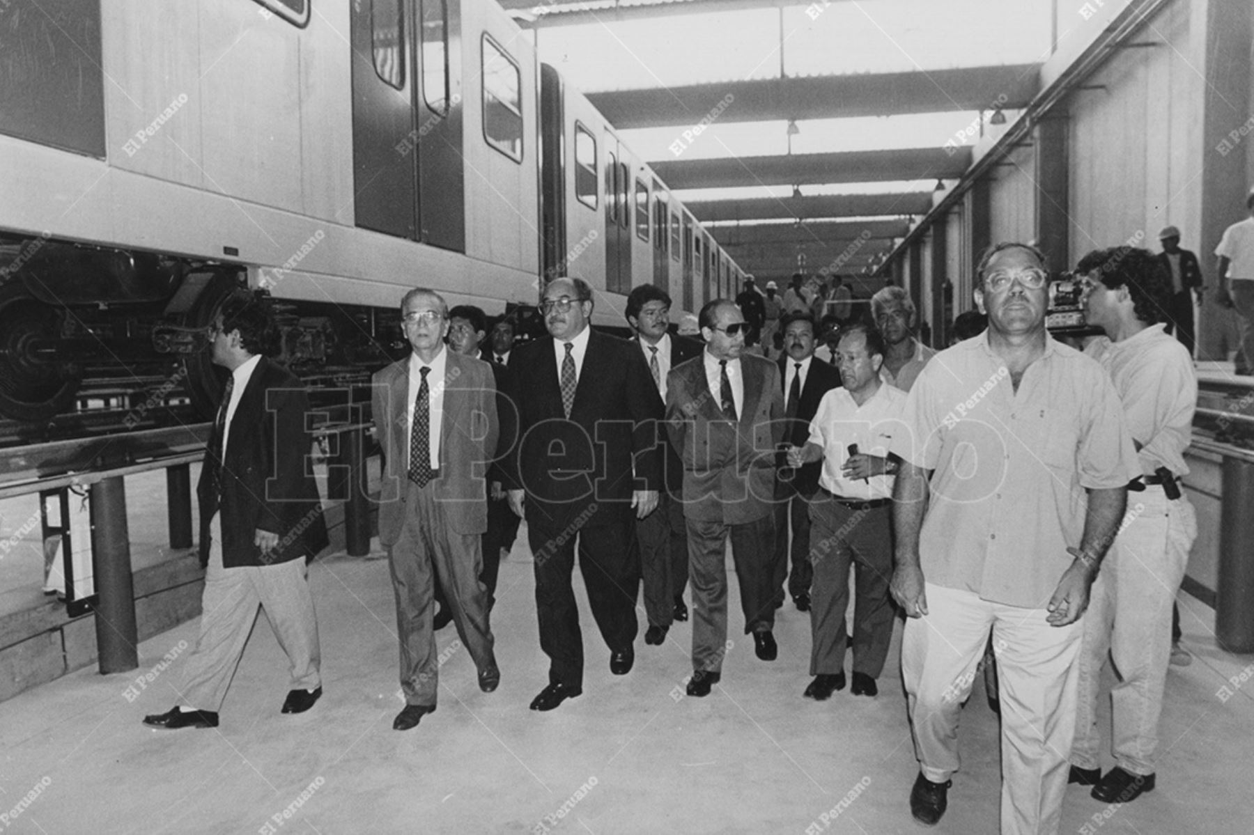 Lima - 4 marzo 1996 / El alcalde Alberto Andrade visita las instalaciones del patio taller del tren eléctrico en Villa El Salvador. Foto: Archivo Histórico de El Peruano / Juan Carlos Chávez