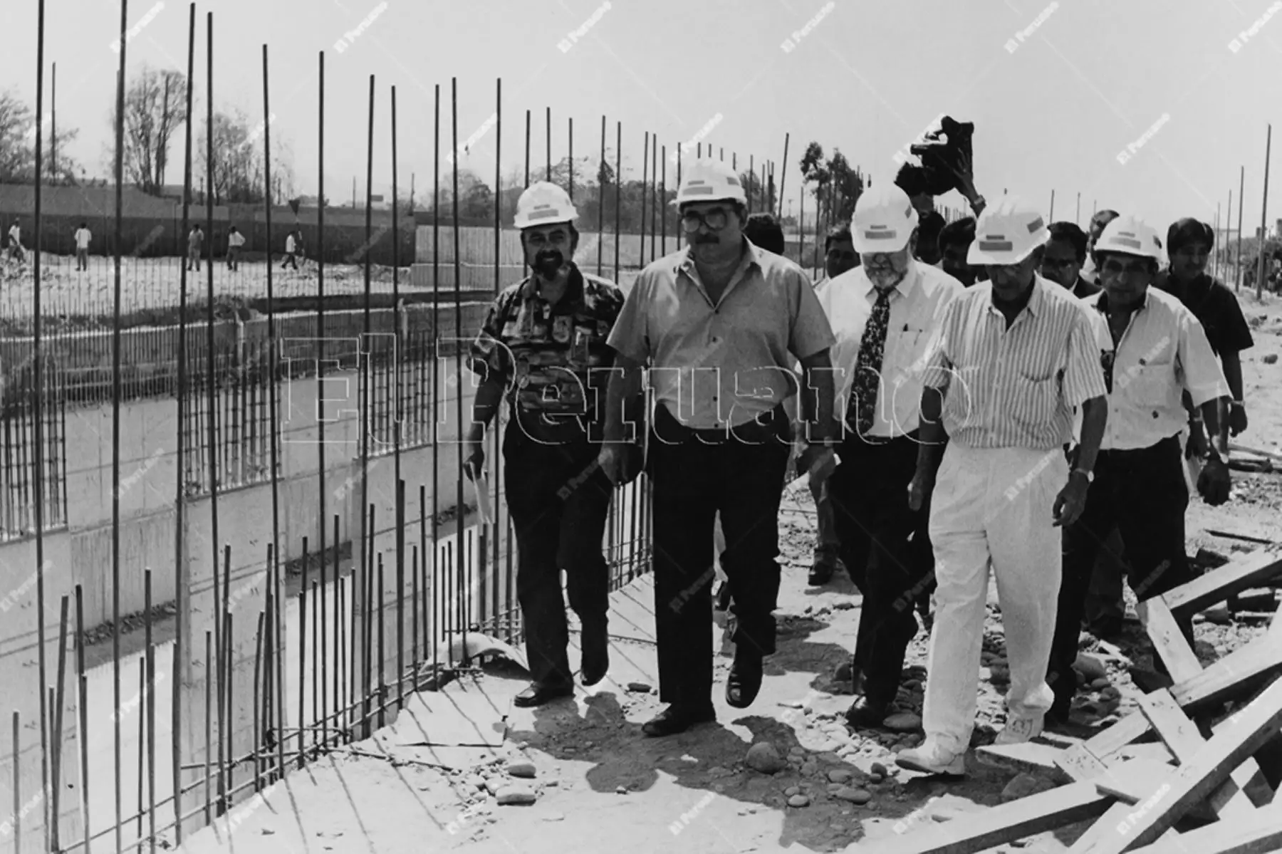 Lima - 31 enero 1996 / El alcalde de Lima, Alberto Andrade Carmona, supervisa las obras del Ovalo Higuereta. Foto: Archivo Histórico de El Peruano