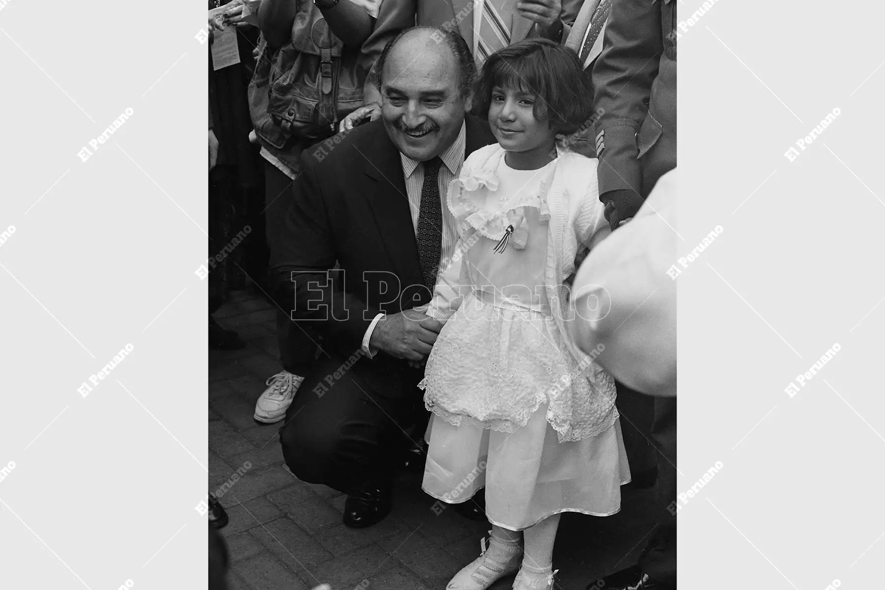 Lima - 18 julio 1993 / El alcalde  Alberto Andrade Carmona y Vanessa Quiroga, niña símbolo de Tarata, participan en la Marcha por la Paz en Miraflores. Foto: Archivo Histórico de El Peruano / Leoncio Mariscal