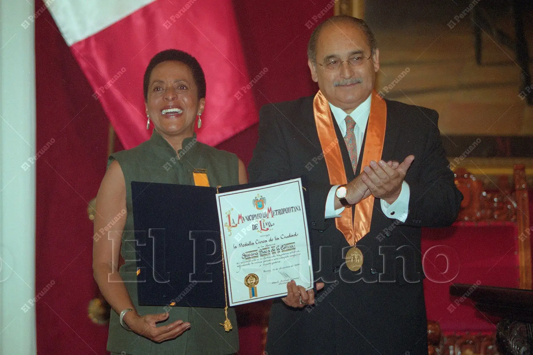 Lima - 19 diciembre 2002 / El alcalde de Lima, Alberto Andrade, entrega la Medalla Cívica de la Ciudad a la intérprete Susana Baca por su destacada labor a favor de la difusión de la cultura peruana. Foto: Diario Oficial El Peruano / Julissa Bartra