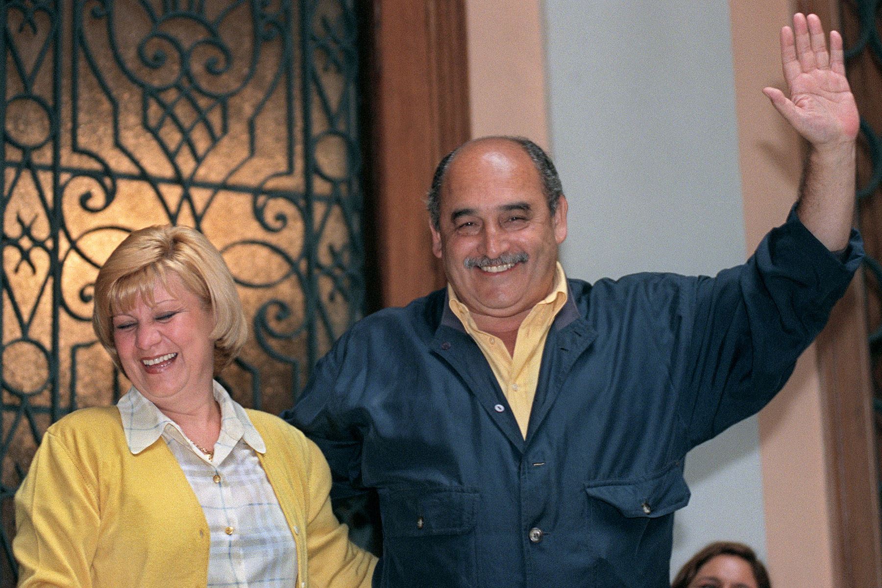 Lima - 11 octubre 1998 / El alcalde de Lima, Alberto Andrade, acompañado por su esposa Ana Botteri de Andrade, saluda a sus partidarios después de que las encuestas a boca de urna informaran de su reelección en las elecciones municipales con el 65 por ciento de los votos.  Foto: AFP