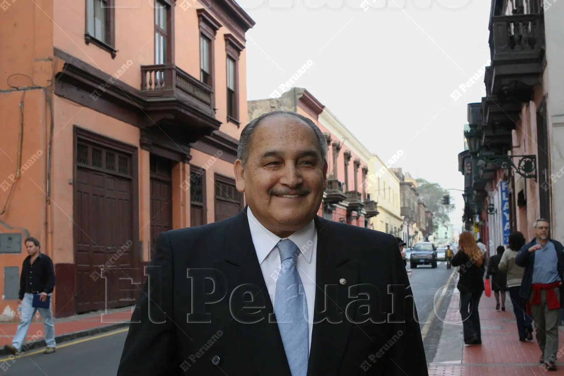 Lima - 3 diciembre 2007 / Alberto Andrade, congresista y exalcalde de Lima, recorriendo el Centro Histórico. Foto: Diario Oficial El Peruano / Norman Córdova