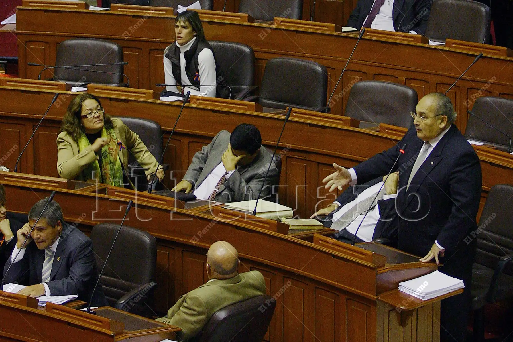 Lima - 31 mayo 2007 / Parlamentario Alberto Andrade  participa en el debate en el pleno del Congreso. Foto: Diario Oficial El Peruano / Alberto Orbegoso
