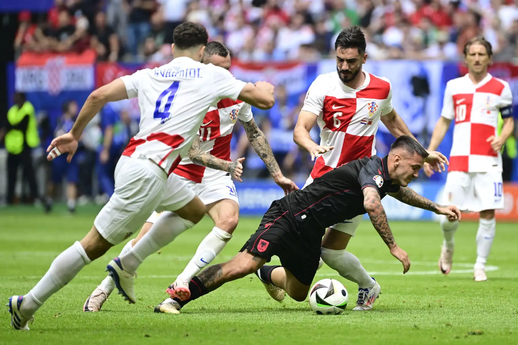 El delantero de Albania,Rey Manaj compite por el balón con el mediocampista croata,  Marcelo Brozovic y el defensor croata , Josip Sutalo durante el partido de fútbol del Grupo B de la UEFA Euro 2024 entre Croacia y Albania en el Volksparkstadion de Hamburgo.
Foto: AFP