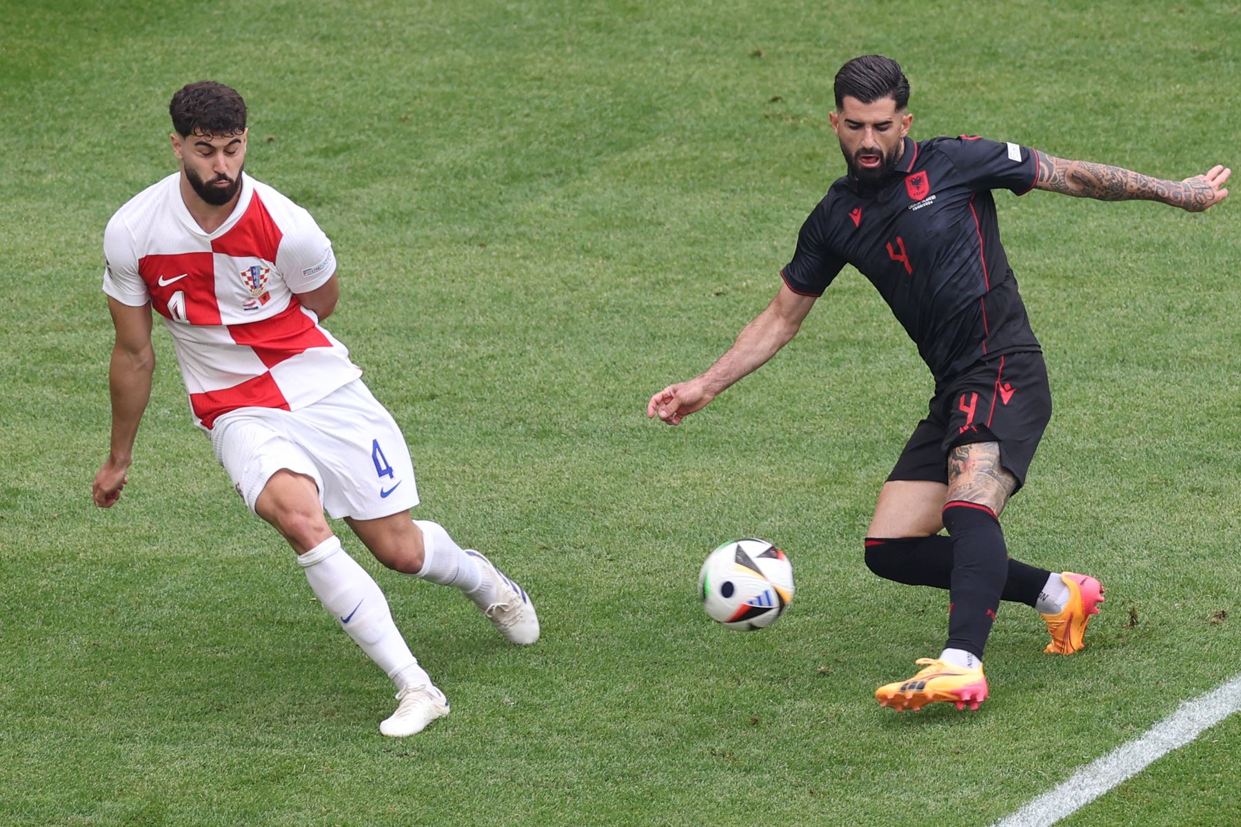 El defensor de Albania, Elseid Hisaj lucha por el balón con el defensor de Croacia, Josko Gvardiol  durante el partido de fútbol del Grupo B de la UEFA Euro 2024 entre Croacia y Albania en el Volksparkstadion de Hamburgo.
Foto: AFP