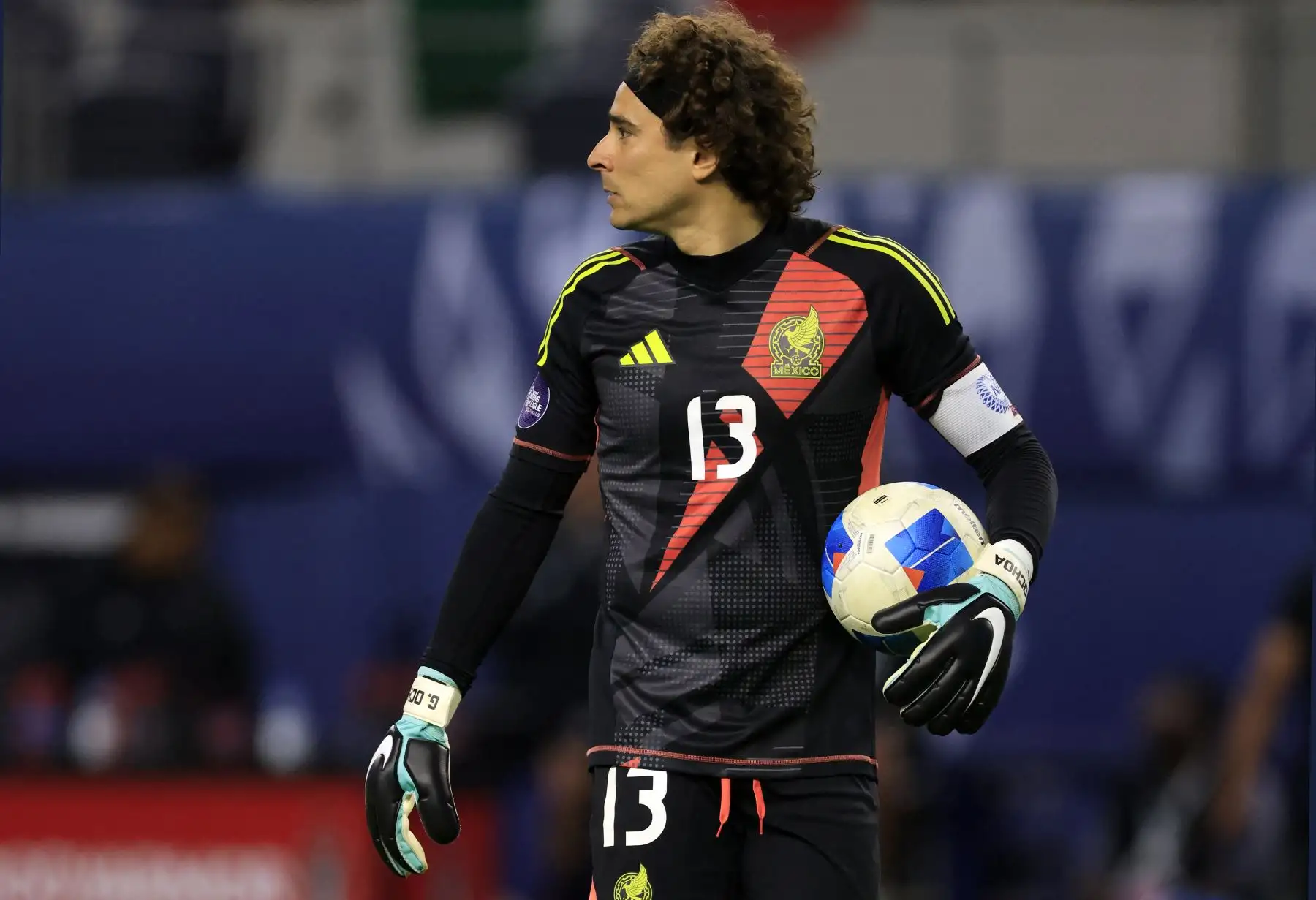 Y como segundo arquero, no podemos dejar de lamentar la ausencia del legendario guardameta Guillermo Ochoa, titular en los mundiales de Brasil 2014, Rusia 2018 y Catar 2022 que también se perderá esta edición de la Copa América. Foto: AFP