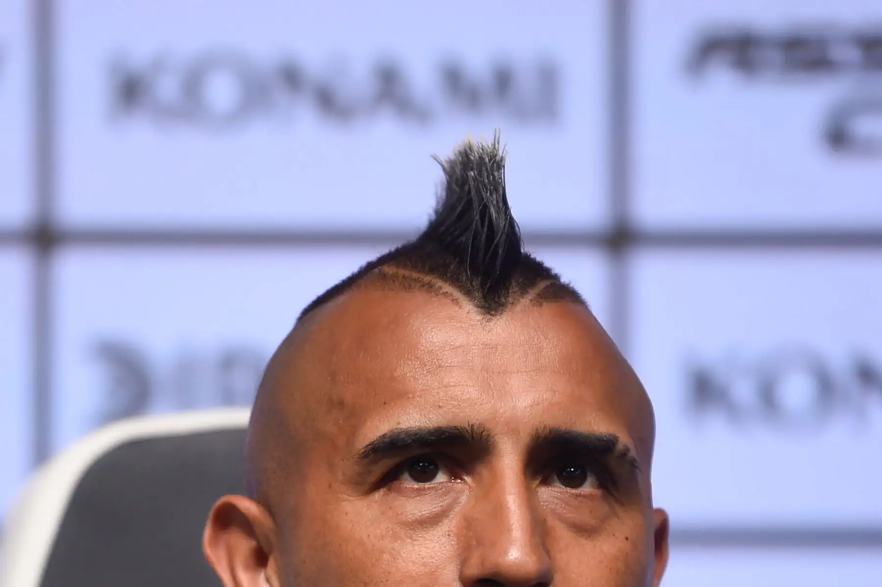 El técnico argentino, Ricardo Gareca, no tomó en cuenta a Arturo Vidal, quien afirmó sentir tristeza y rabia por la decisión técnica que lo aleja de la Roja. Foto: AFP