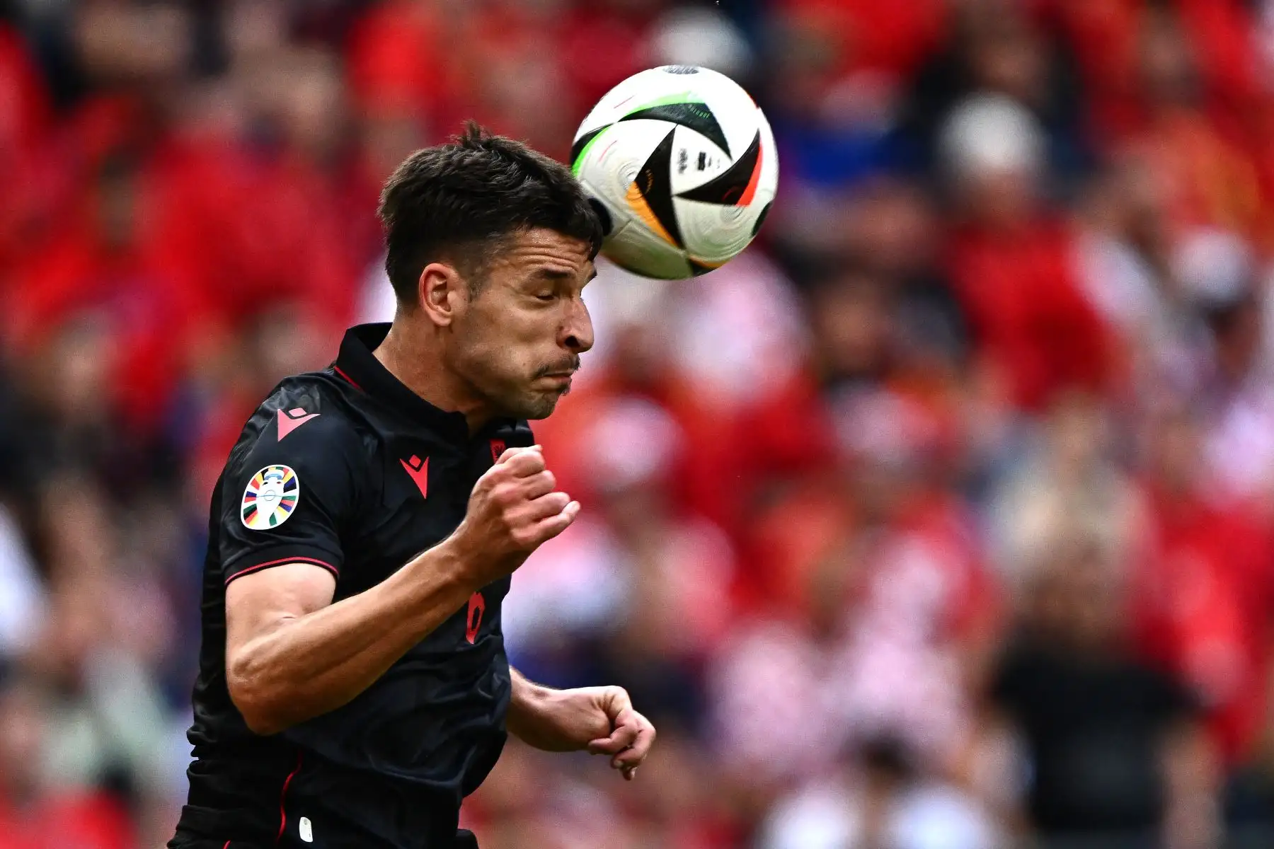 El defensor de Albania, Berat Djimsiti encabeza el balón durante el partido de fútbol del Grupo B de la UEFA Euro 2024 entre Croacia y Albania en el Volksparkstadion de Hamburgo.
Foto: AFP
