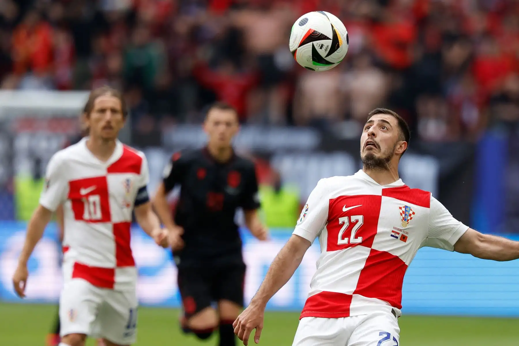 El defensor croata, Josip Juranovic  controla el balón durante el partido de fútbol del Grupo B de la UEFA Euro 2024 entre Croacia y Albania en el Volksparkstadion de Hamburgo.
Foto: AFP