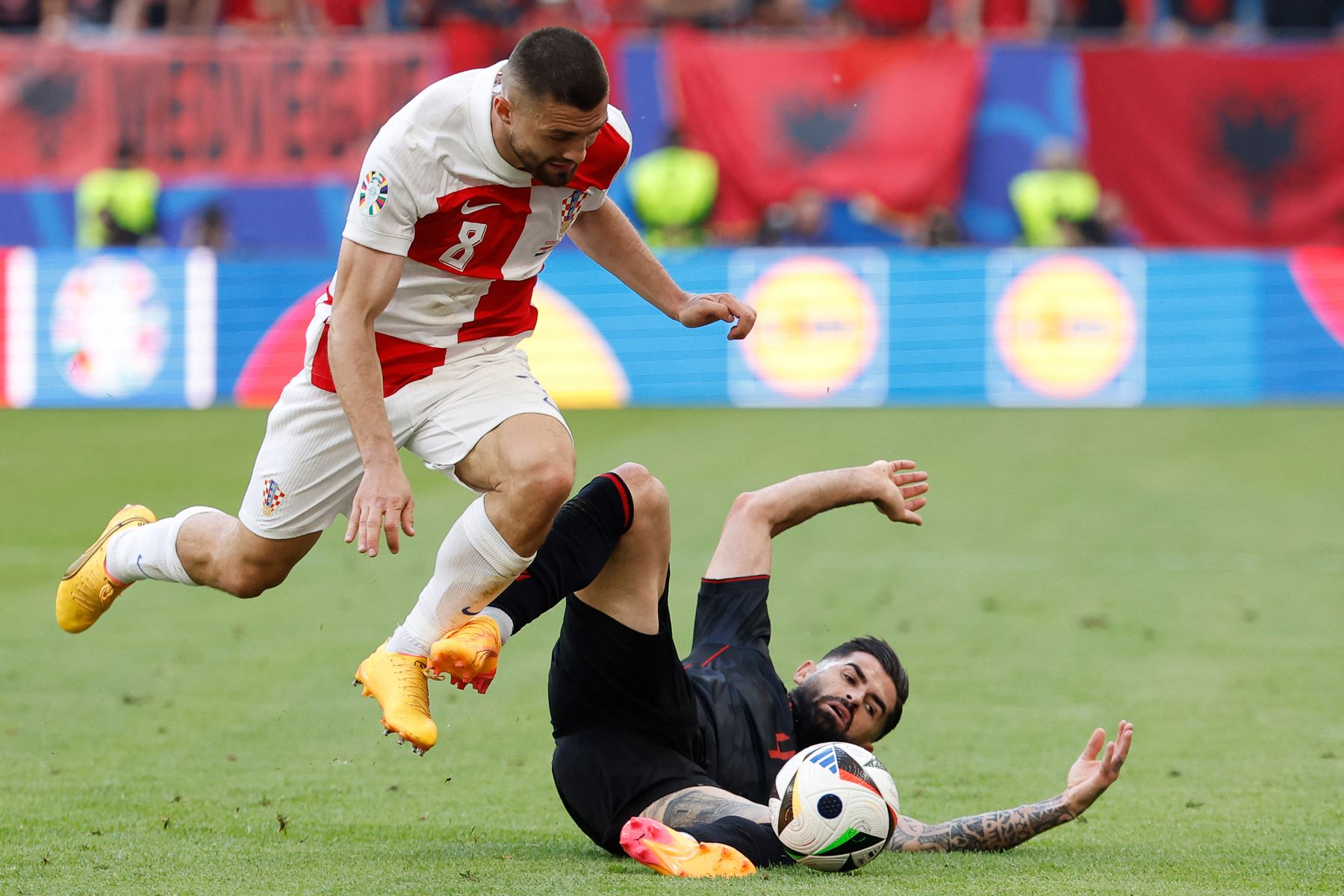 El mediocampista croata,  Mateo Kovacic y el defensor albanés #04 Elseid Hisaj luchan por el balón durante el partido de fútbol del Grupo B de la UEFA Euro 2024 entre Croacia y Albania en el Volksparkstadion de Hamburgo.
Foto: AFP