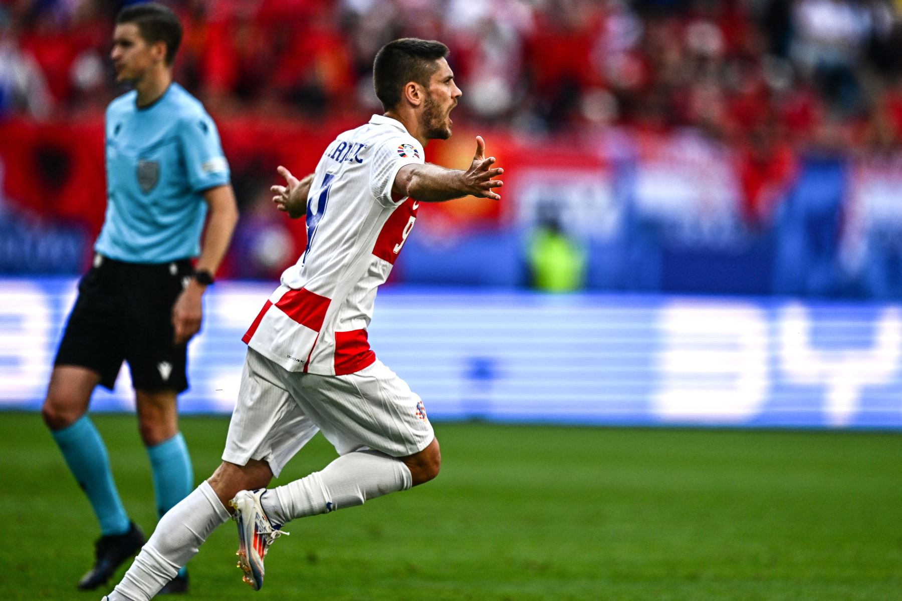 El delantero croata, Andrej Kramaric celebra marcar el primer gol de su equipo durante el partido de fútbol del Grupo B de la UEFA Euro 2024 entre Croacia y Albania en el Volksparkstadion de Hamburgo.
Foto: AFP