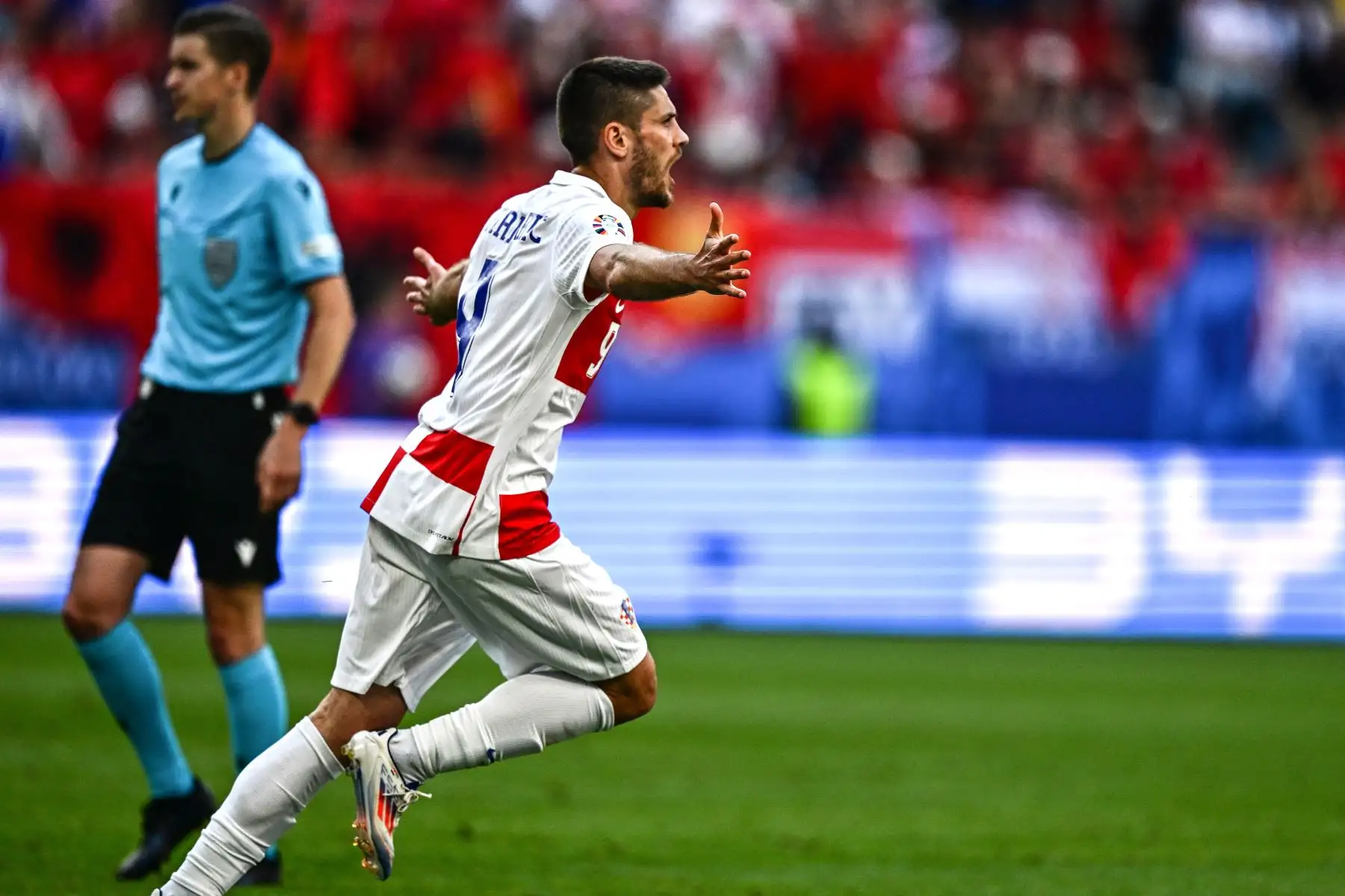 El delantero croata, Andrej Kramaric celebra marcar el primer gol de su equipo durante el partido de fútbol del Grupo B de la UEFA Euro 2024 entre Croacia y Albania en el Volksparkstadion de Hamburgo.
Foto: AFP