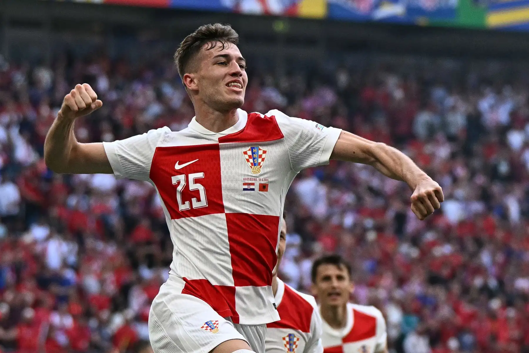 El delantero croata, Andrej Kramaric celebra marcar el primer gol de su equipo durante el partido de fútbol del Grupo B de la UEFA Euro 2024 entre Croacia y Albania en el Volksparkstadion de Hamburgo.
Foto: AFP