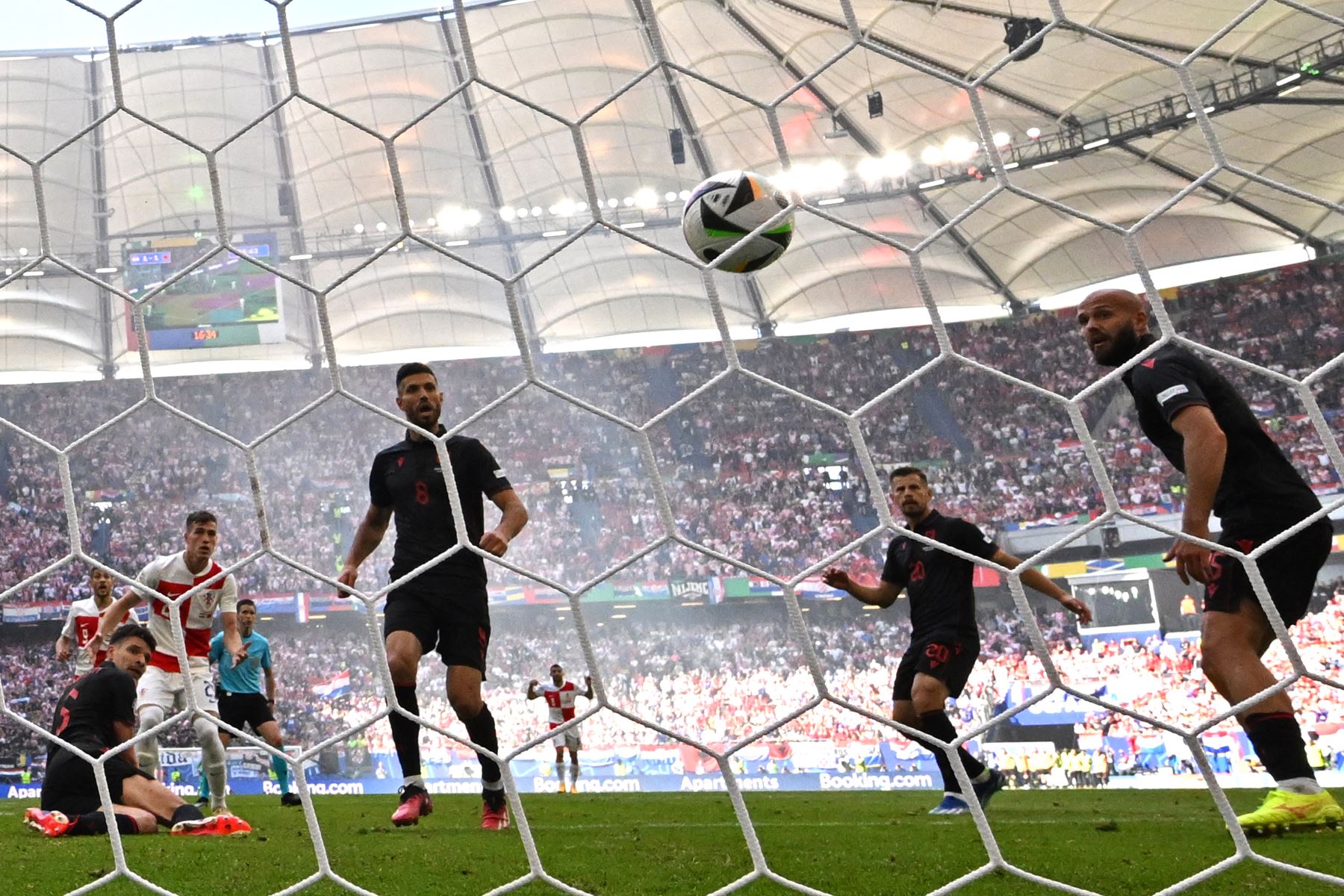 El mediocampista croata, Luka Susic  mira el balón mientras el mediocampista albanés #08 Klaus Gjasula  marca un gol en propia meta durante el partido de fútbol del Grupo B de la UEFA Euro 2024 entre Croacia y Albania en el Volksparkstadion de Hamburgo.
Foto: AFP