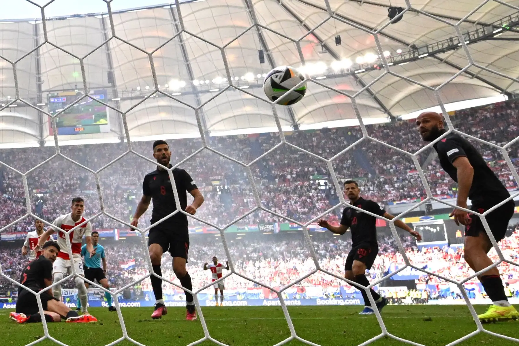 El mediocampista croata, Luka Susic  mira el balón mientras el mediocampista albanés #08 Klaus Gjasula  marca un gol en propia meta durante el partido de fútbol del Grupo B de la UEFA Euro 2024 entre Croacia y Albania en el Volksparkstadion de Hamburgo.
Foto: AFP