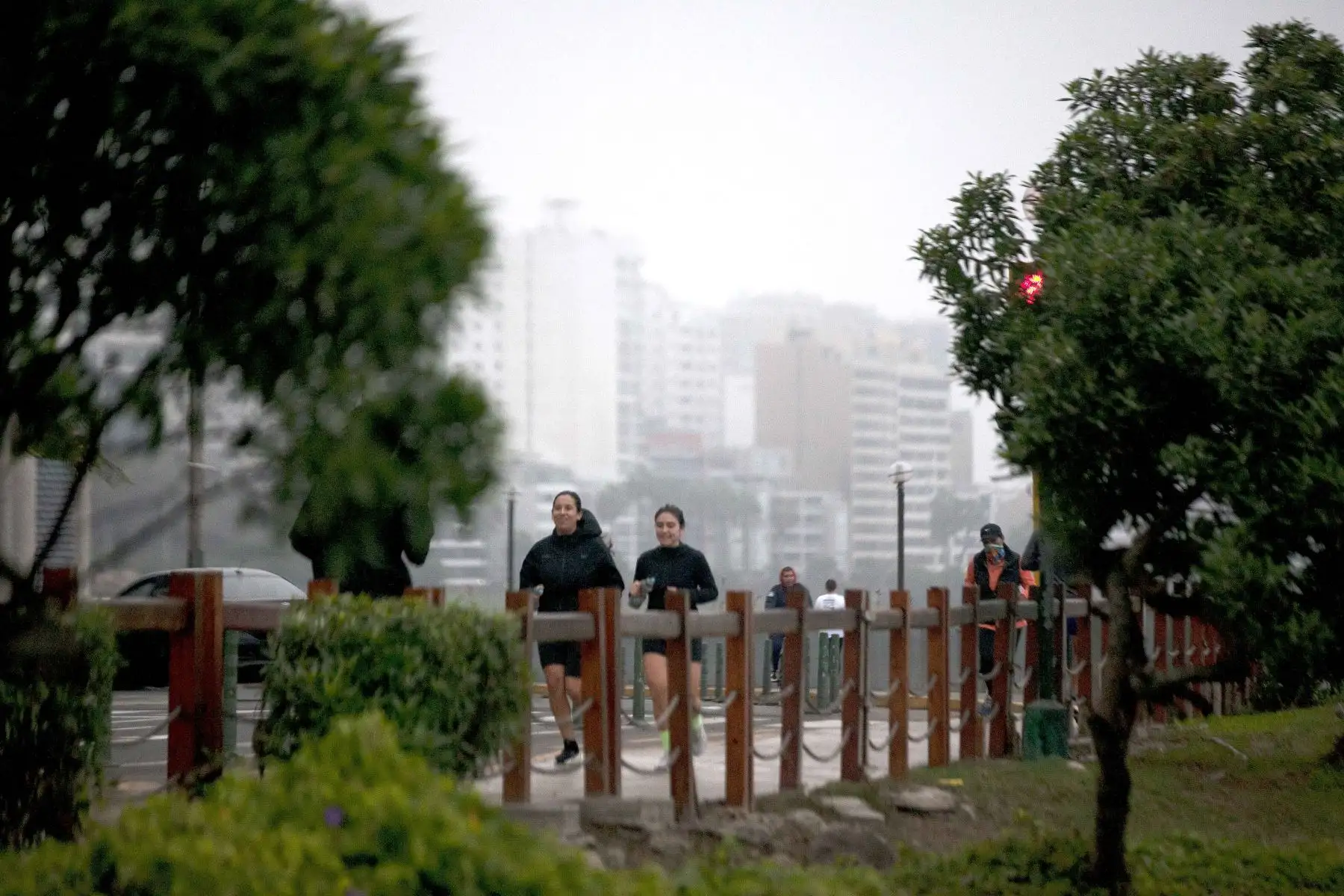 Densa neblina y llovizna incrementa la sensación de frío en distritos del sur de Lima Metropolitana como Miraflores, Barranco y Chorrillos.
Foto: ANDINA / Lino Chipana.