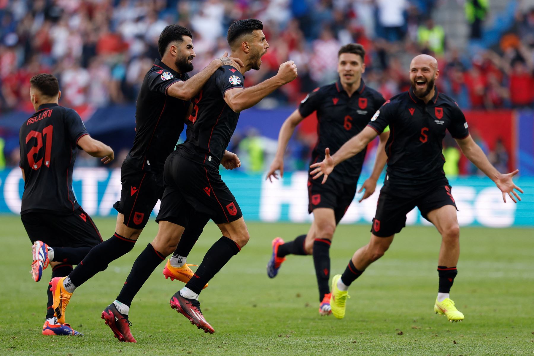 El centrocampista de Albania,  Klaus Gjasula  celebra con sus compañeros de equipo después de marcar el segundo gol de su equipo durante el partido de fútbol del Grupo B de la UEFA Euro 2024 entre Croacia y Albania en el Volksparkstadion de Hamburgo.
Foto: AFP