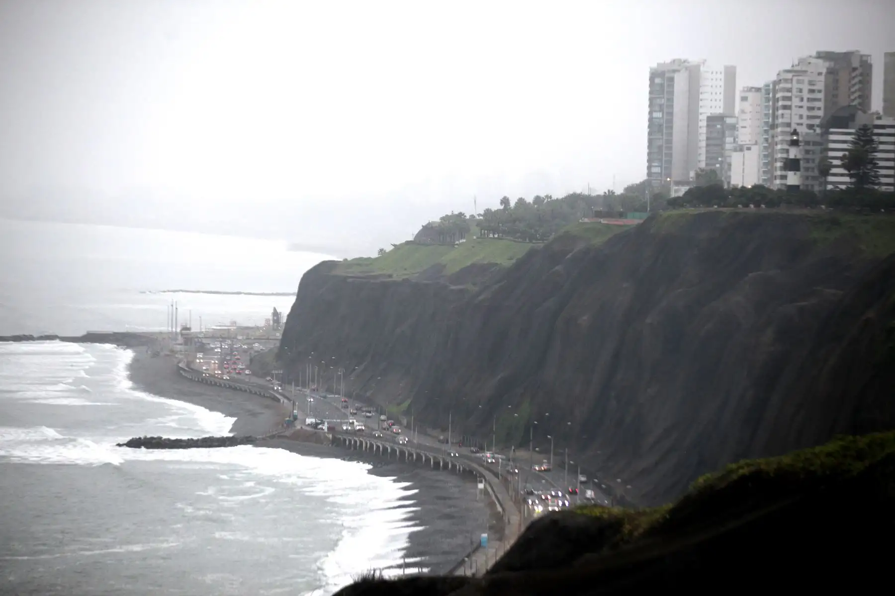 Densa neblina y llovizna incrementa la sensación de frío en distritos del sur de Lima Metropolitana como Miraflores, Barranco y Chorrillos.
Foto: ANDINA / Lino Chipana.
