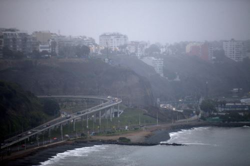 El invierno llega con lloviznas y neblina en distritos como Miraflores, Barranco, Chorrillos y el Cercado de Lima