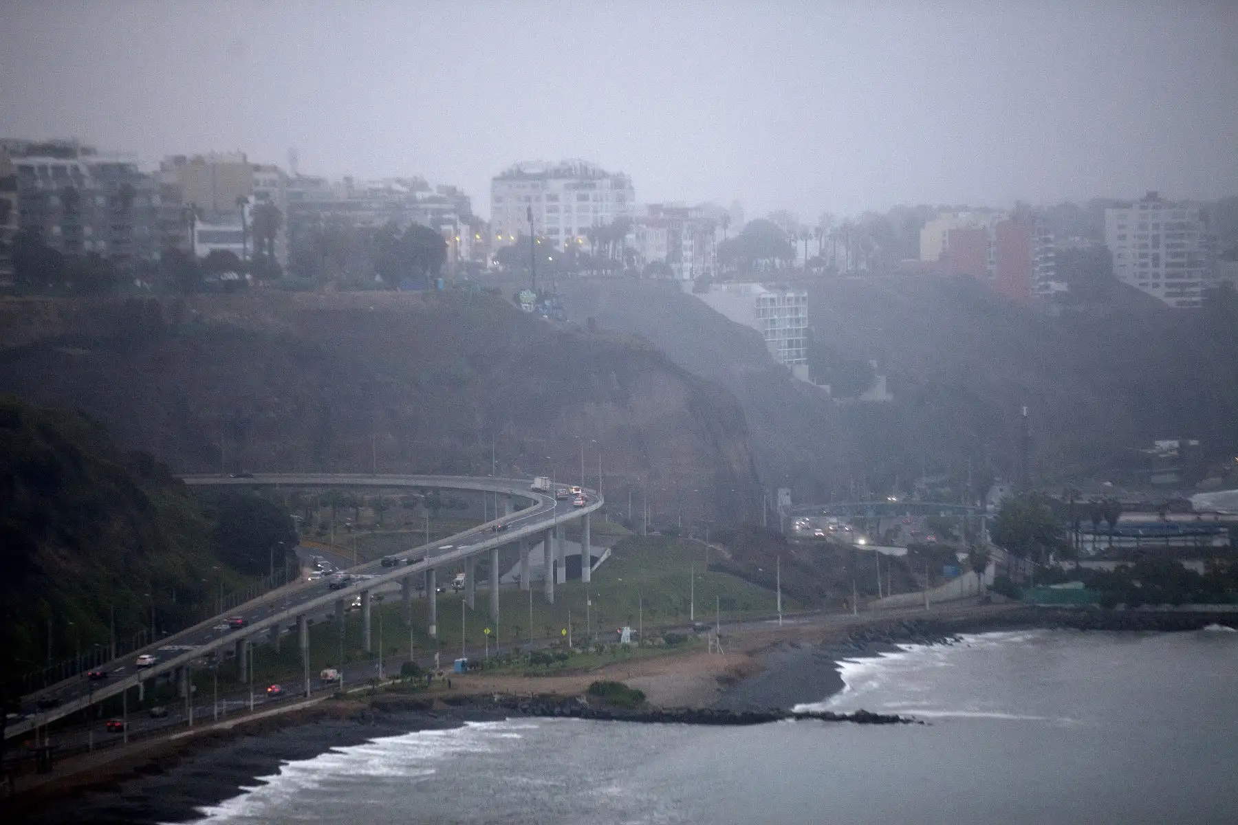 Densa neblina y llovizna incrementa la sensación de frío en distritos del sur de Lima Metropolitana como Miraflores, Barranco y Chorrillos.
Foto: ANDINA / Lino Chipana.