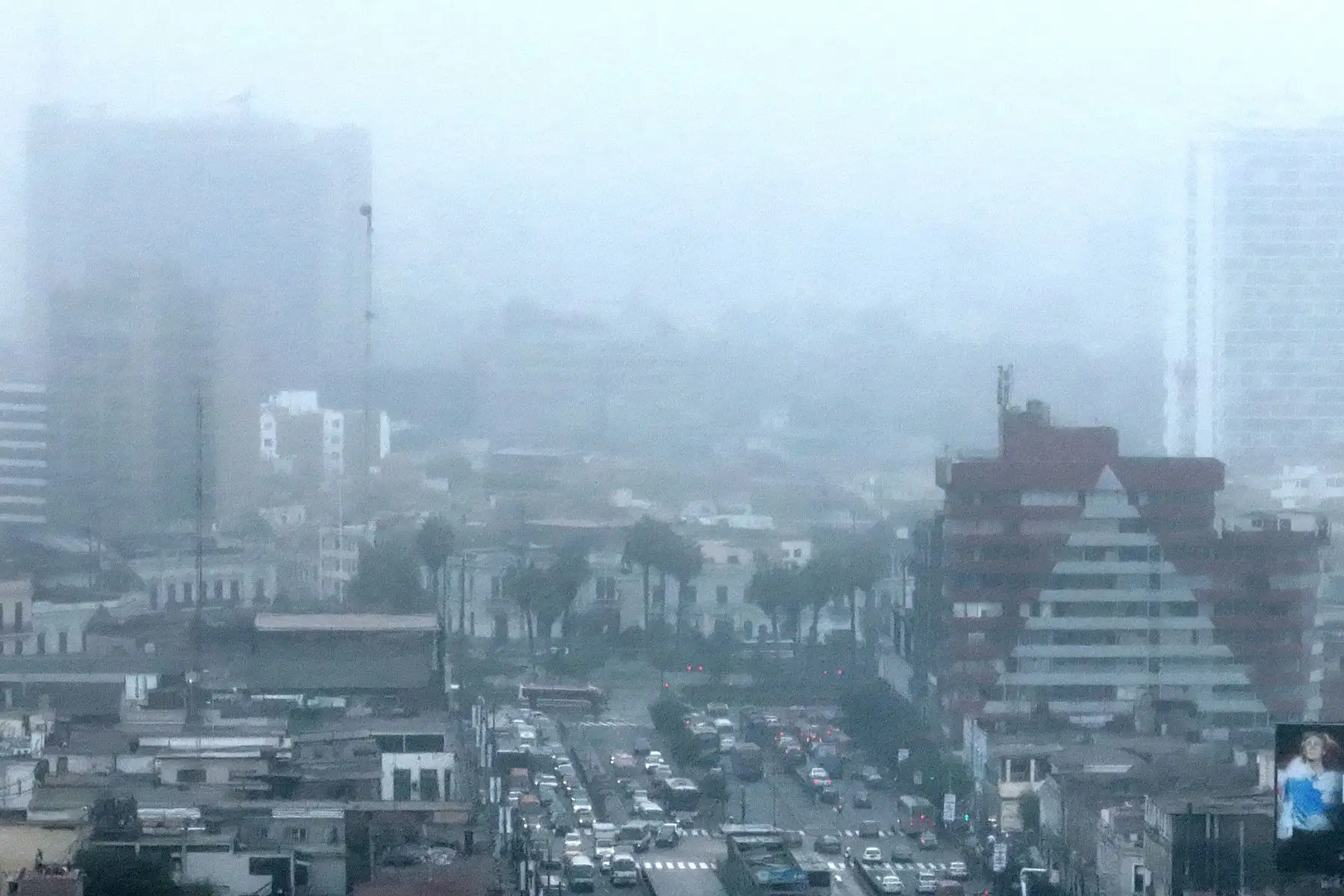 A muy poco de iniciarse la temporada de invierno 2024, distritos céntricos de Lima Metropolitana como Cercado de Lima, Breña y Jesús María experimentan bajas temperaturas debajo de los 15 grados, fuerte neblina y llovizna. Foto: ANDINA/Daniel Bracamonte