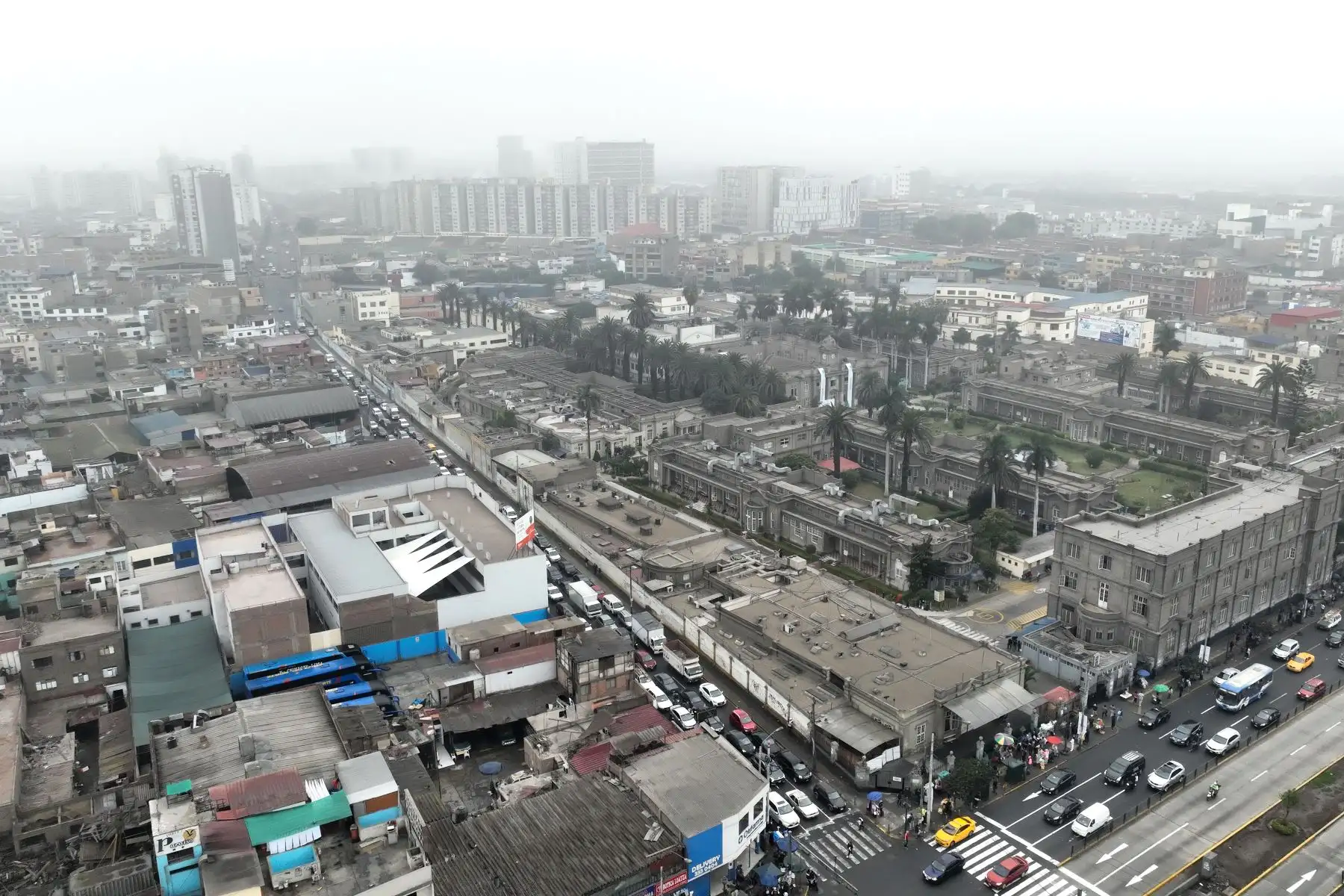 A muy poco de iniciarse la temporada de invierno 2024, distritos céntricos de Lima Metropolitana como Cercado de Lima, Breña y Jesús María experimentan bajas temperaturas debajo de los 15 grados, fuerte neblina y llovizna. Foto: ANDINA/Daniel Bracamonte