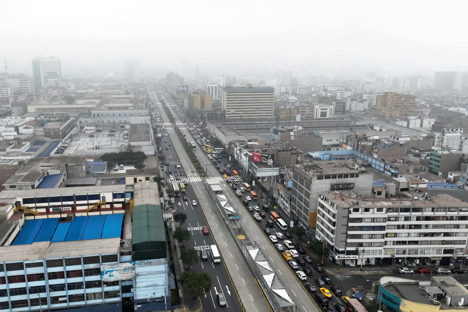 A muy poco de iniciarse la temporada de invierno 2024, distritos céntricos de Lima Metropolitana como Cercado de Lima, Breña y Jesús María experimentan bajas temperaturas debajo de los 15 grados, fuerte neblina y llovizna. Foto: ANDINA/Daniel Bracamonte