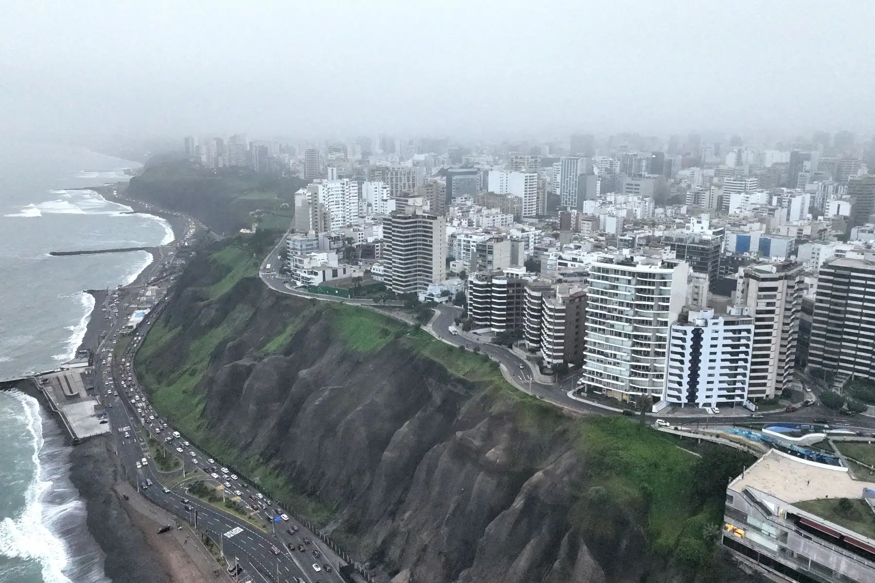 Fuerte presencia de neblina y llovizna en distritos del sur de Lima Metropolitana como San Isidro, Miraflores, Barranco y Chorrillos, en donde la humedad ya alcanza niveles del 100%. Foto: ANDINA/Daniel Bracamonte