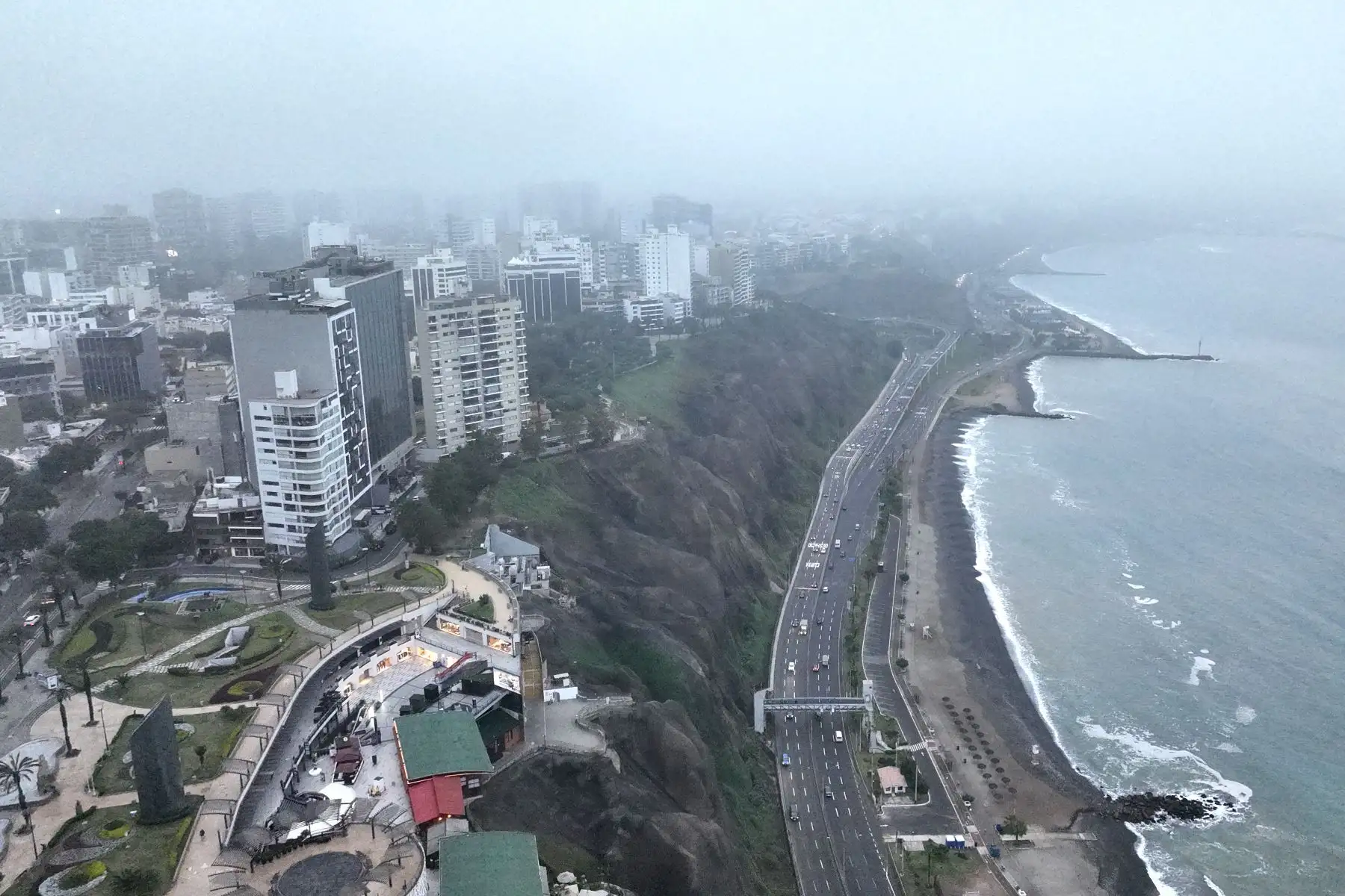 Fuerte presencia de neblina y llovizna en distritos del sur de Lima Metropolitana como San Isidro, Miraflores, Barranco y Chorrillos, en donde la humedad ya alcanza niveles del 100%. Foto: ANDINA/Daniel Bracamonte