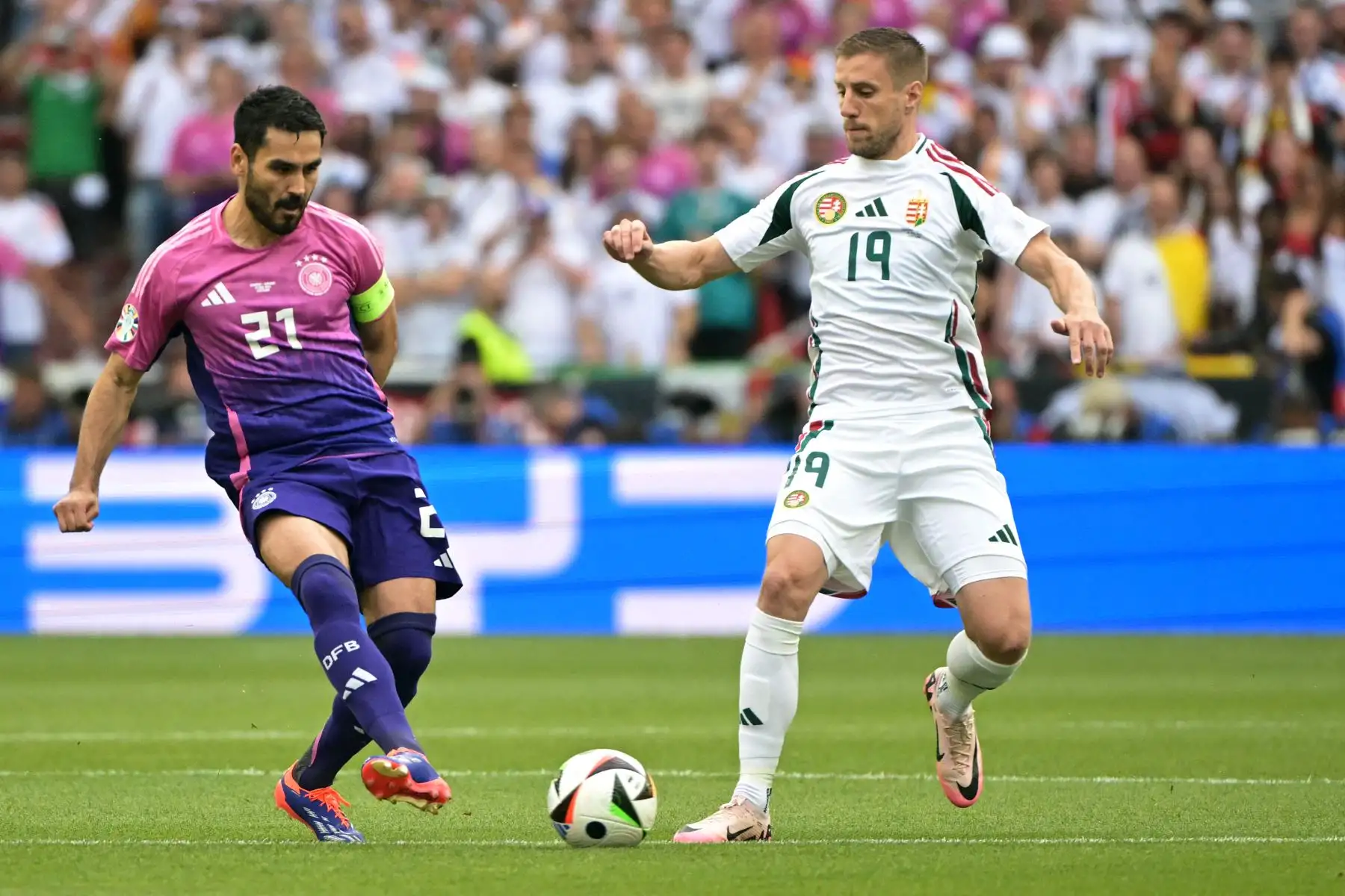El centrocampista alemán,  Ilkay Gundogan lucha por el balón con el delantero húngaro ,  Barnabas Varga durante el partido de fútbol del Grupo A de la UEFA Euro 2024 entre Alemania y Hungría en el Stuttgart Arena de Stuttgart.
Foto: AFP