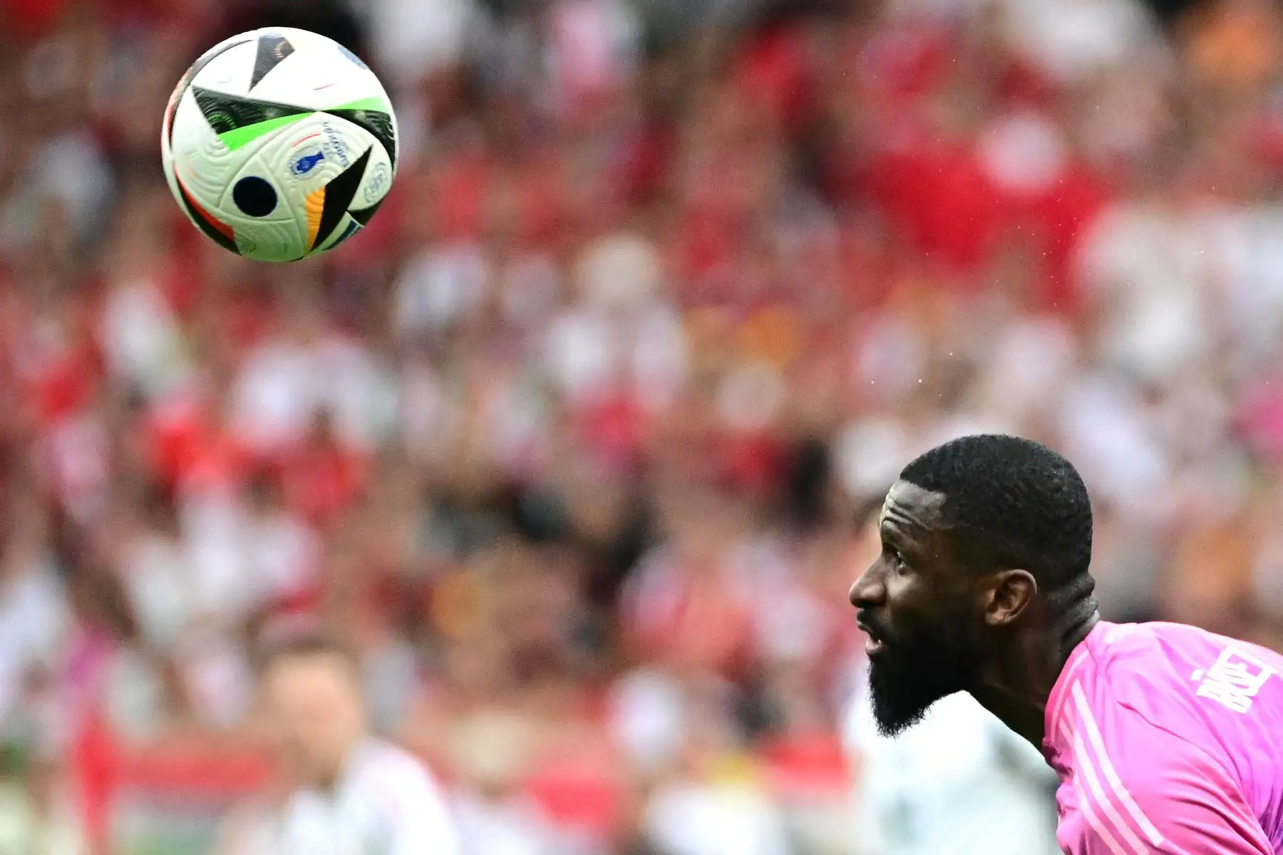 El defensor alemán, Antonio Ruediger encabeza el balón durante el partido de fútbol del Grupo A de la UEFA Euro 2024 entre Alemania y Hungría en el Stuttgart Arena de Stuttgart .
Foto: AFP