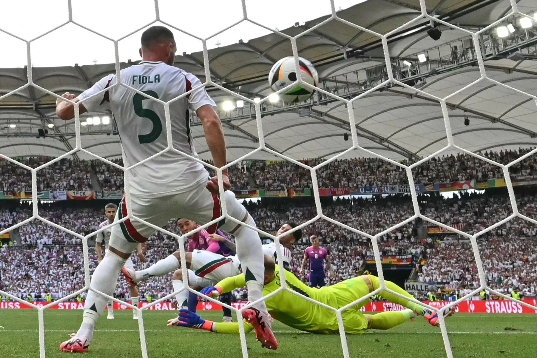 El centrocampista alemán, Jamal Musiala anota el gol inicial ante el portero húngaro, Peter Gulacsi durante el partido de fútbol del Grupo A de la UEFA Euro 2024 entre Alemania y Hungría en el Stuttgart Arena.
Foto: AFP