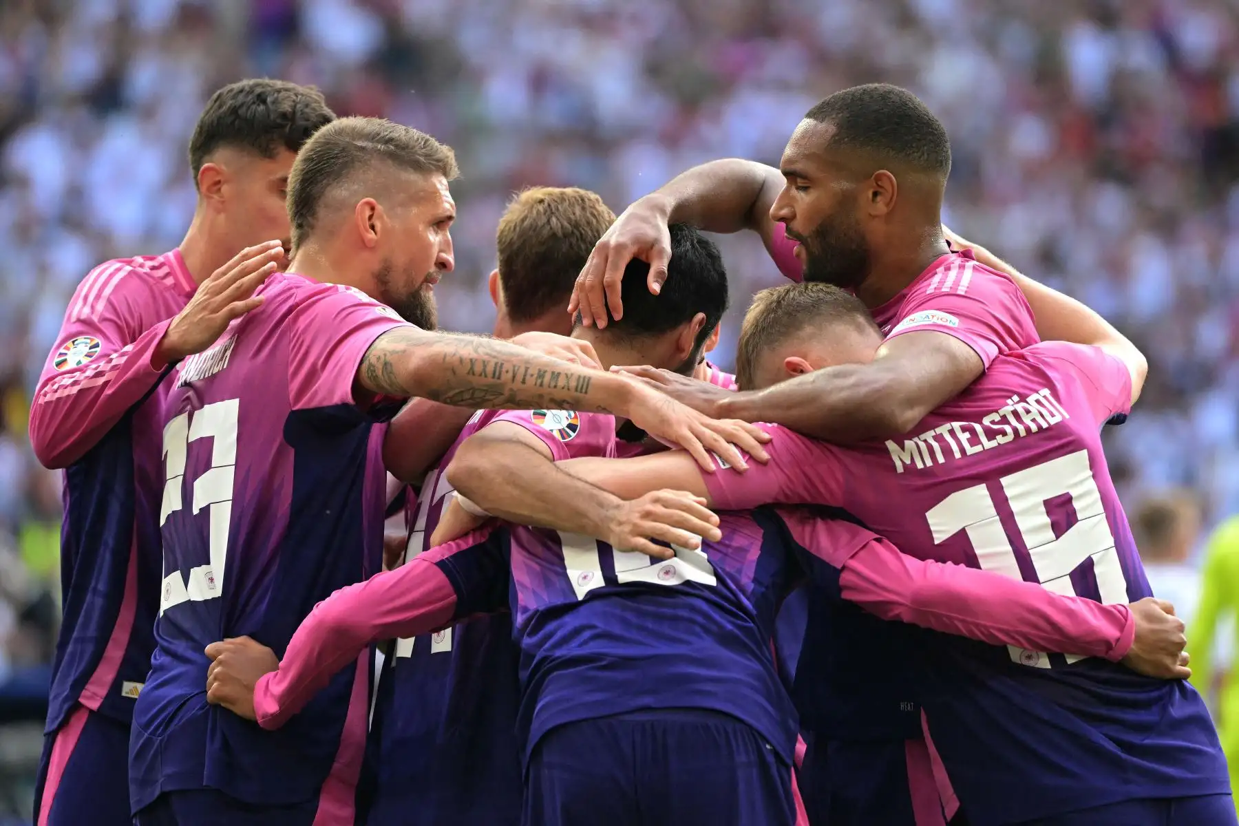 Los jugadores de Alemania celebran después de marcar el gol inicial durante el partido de fútbol del Grupo A de la UEFA Euro 2024 entre Alemania y Hungría en el Stuttgart Arena de Stuttgart.
Foto: AFP