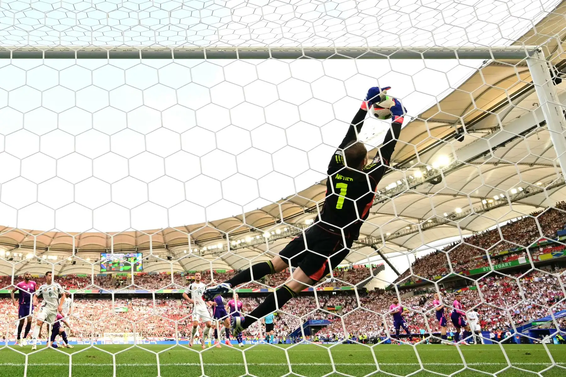 El portero alemán Manuel Neuer hace una parada durante el partido de fútbol del Grupo A de la UEFA Euro 2024 entre Alemania y Hungría en el Stuttgart Arena de Stuttgart .
Foto: AFP
