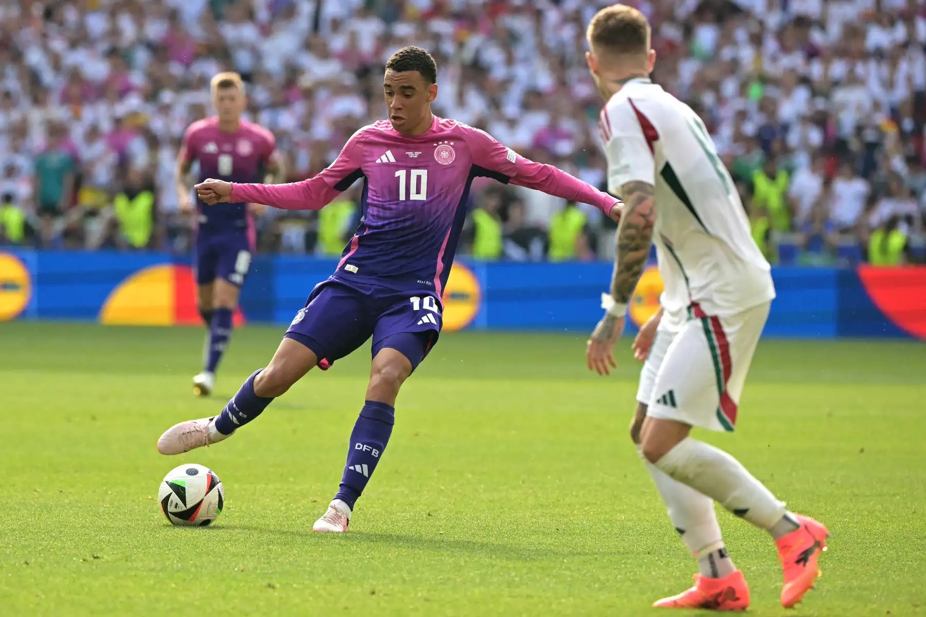 El centrocampista alemán  Jamal Musiala controla el balón durante el partido de fútbol del Grupo A de la UEFA Euro 2024 entre Alemania y Hungría en el Stuttgart Arena.
Foto: AFP