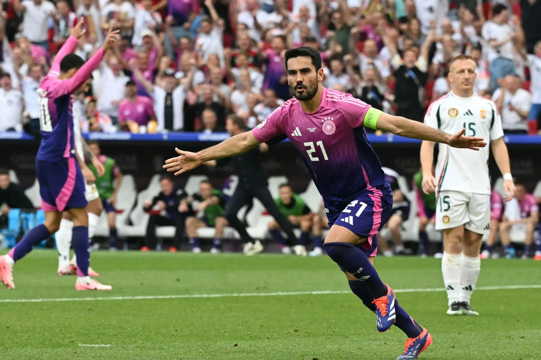 El centrocampista alemán, Ilkay Gundogan celebra marcar el segundo gol de su equipo durante el partido de fútbol del Grupo A de la UEFA Euro 2024 entre Alemania y Hungría en el Stuttgart Arena.
Foto: AFP