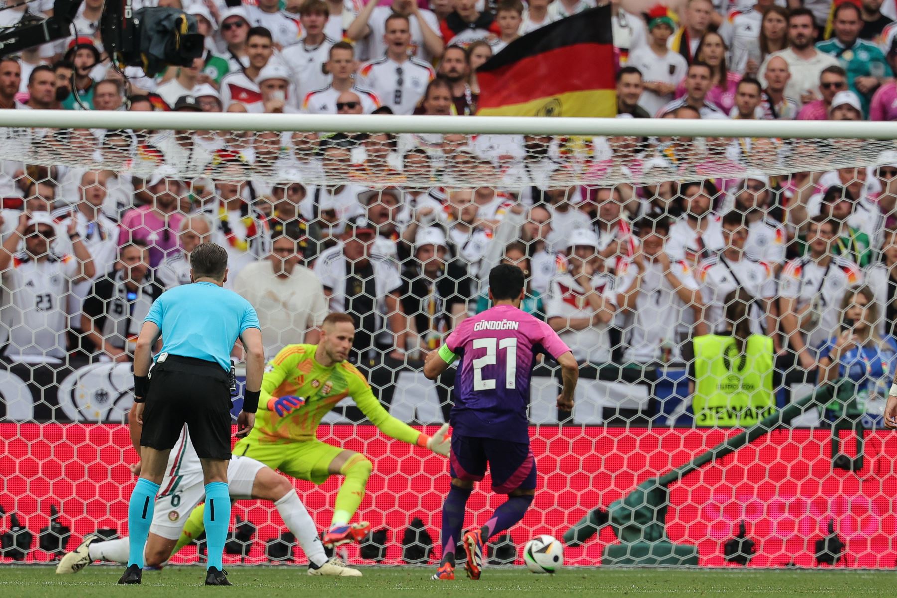 El centrocampista alemán Ilkay Gundogan dispara para marcar el segundo gol de su equipo superando al portero húngaro Peter Gulacsi durante el partido de fútbol del Grupo A de la UEFA Euro 2024 entre Alemania y Hungría en el Stuttgart Arena.
Foto: AFP