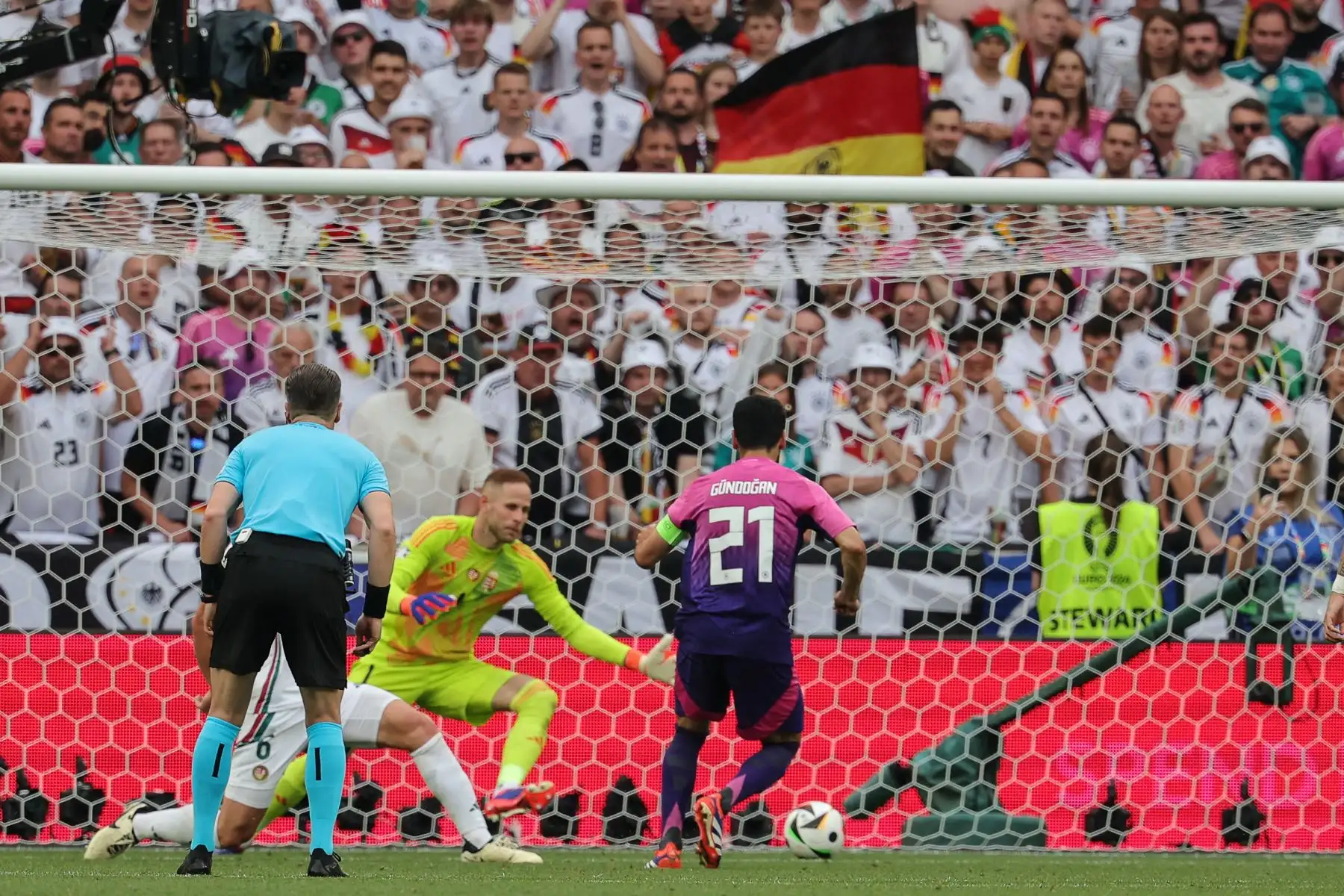 El centrocampista alemán Ilkay Gundogan dispara para marcar el segundo gol de su equipo superando al portero húngaro Peter Gulacsi durante el partido de fútbol del Grupo A de la UEFA Euro 2024 entre Alemania y Hungría en el Stuttgart Arena.
Foto: AFP