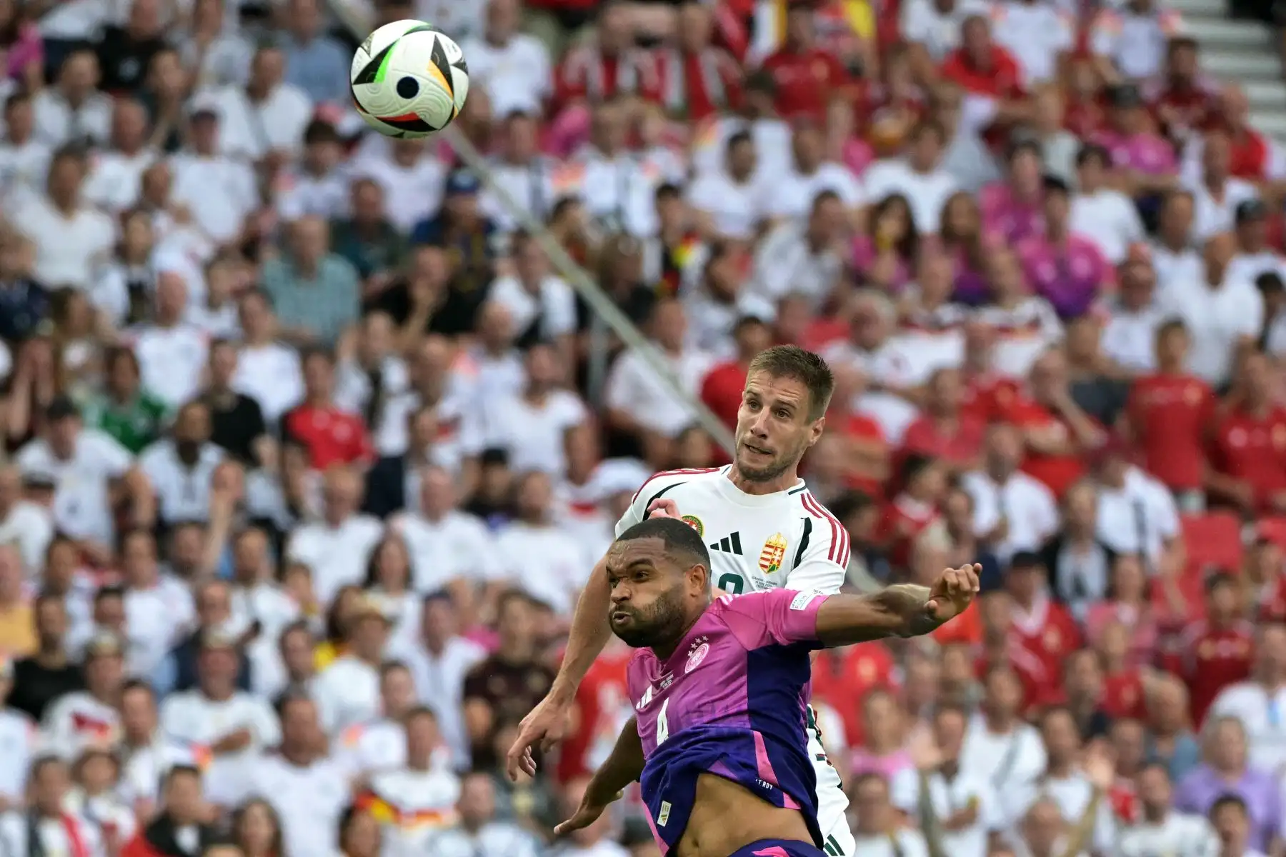 El defensor alemán , Jonathan Tah  salta por el balón con el delantero húngaro #19 Barnabas Varga durante el partido de fútbol del Grupo A de la UEFA Euro 2024 entre Alemania y Hungría en el Stuttgart Arena.
Foto: AFP