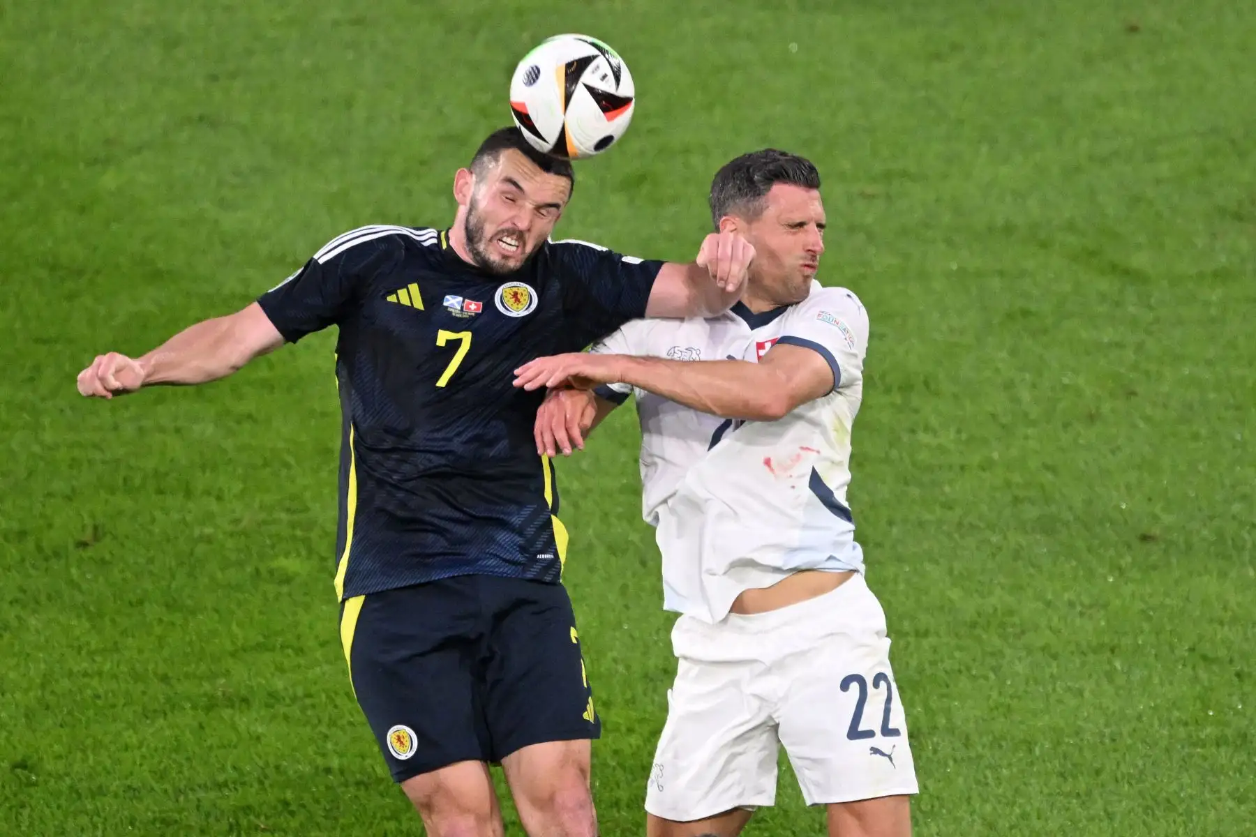 El centrocampista escocés John McGinn encabeza el balón junto al defensor suizo  Fabian Schaer durante el partido de fútbol del Grupo A de la UEFA Euro 2024 entre Escocia y Suiza en el estadio de Colonia. Foto: ANDINA/ AFP