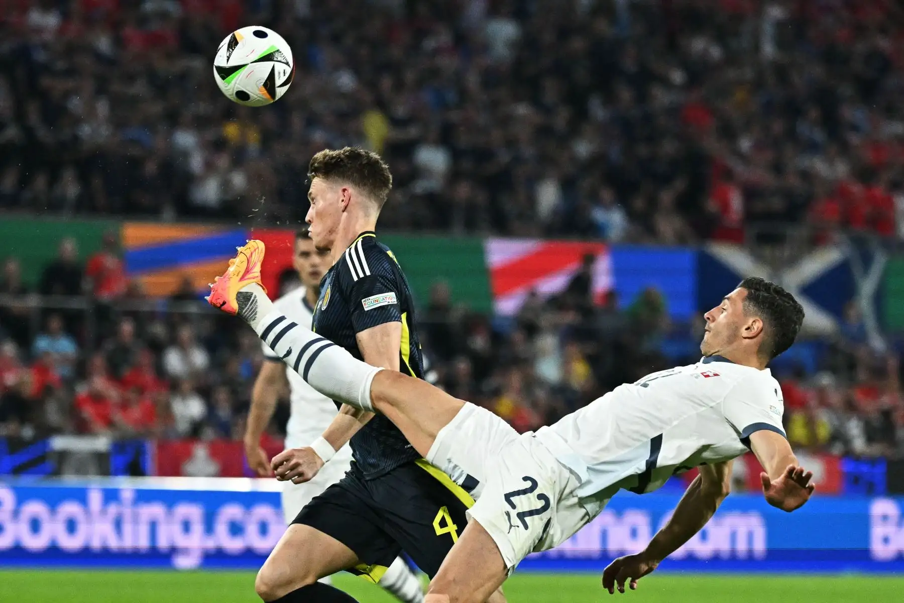 El defensor suizo Fabian Schaer patea el balón junto al mediocampista escocés Scott McTominay durante el partido de fútbol del Grupo A de la UEFA Euro 2024 entre Escocia y Suiza en el estadio de Colonia. Foto:  ANDINA/AFP