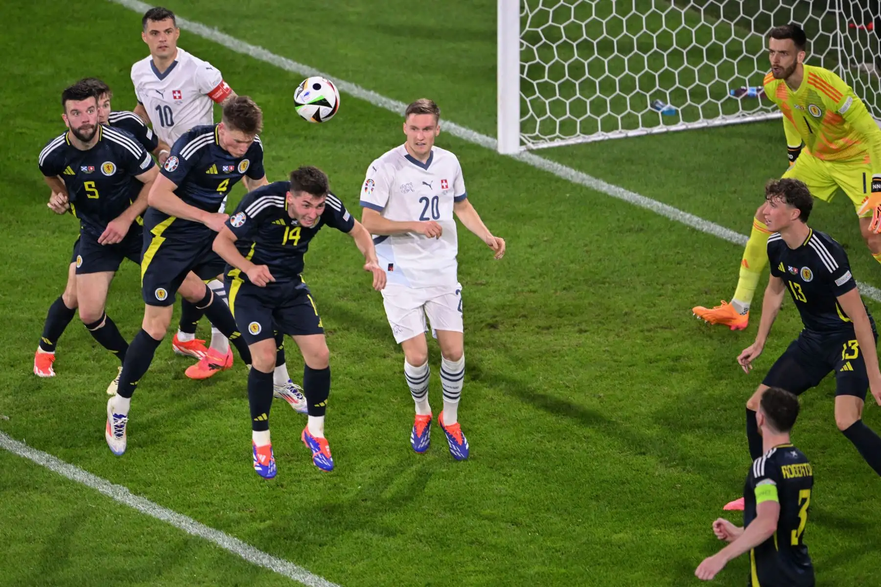 El centrocampista escocés Billy Gilmour encabeza el balón durante el partido de fútbol del Grupo A de la UEFA Euro 2024 entre Escocia y Suiza en el estadio de Colonia. Foto: ANDINA/AFP